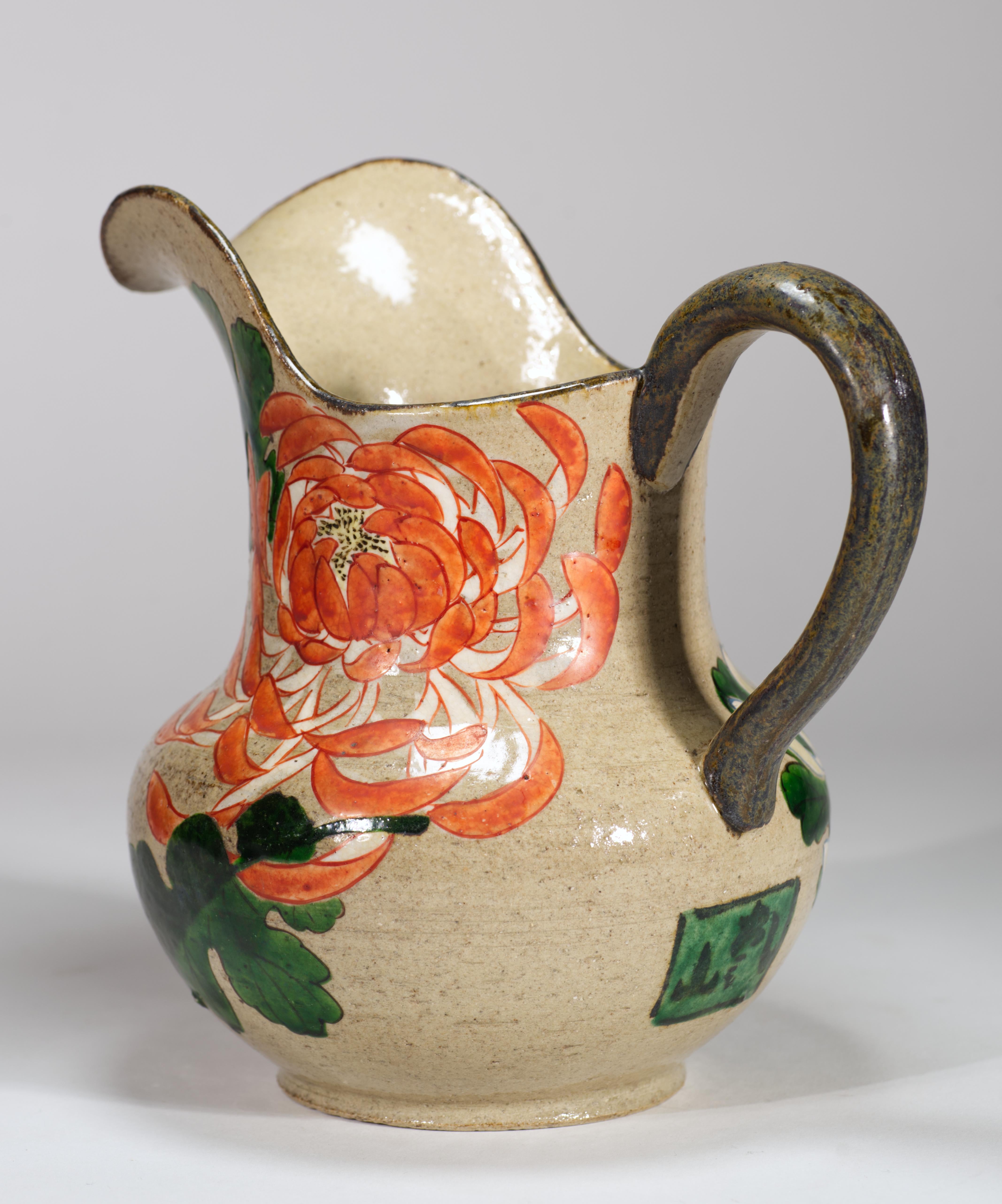 Arts and Crafts Vaso brocca in ceramica vintage con decorazione di crisantemi