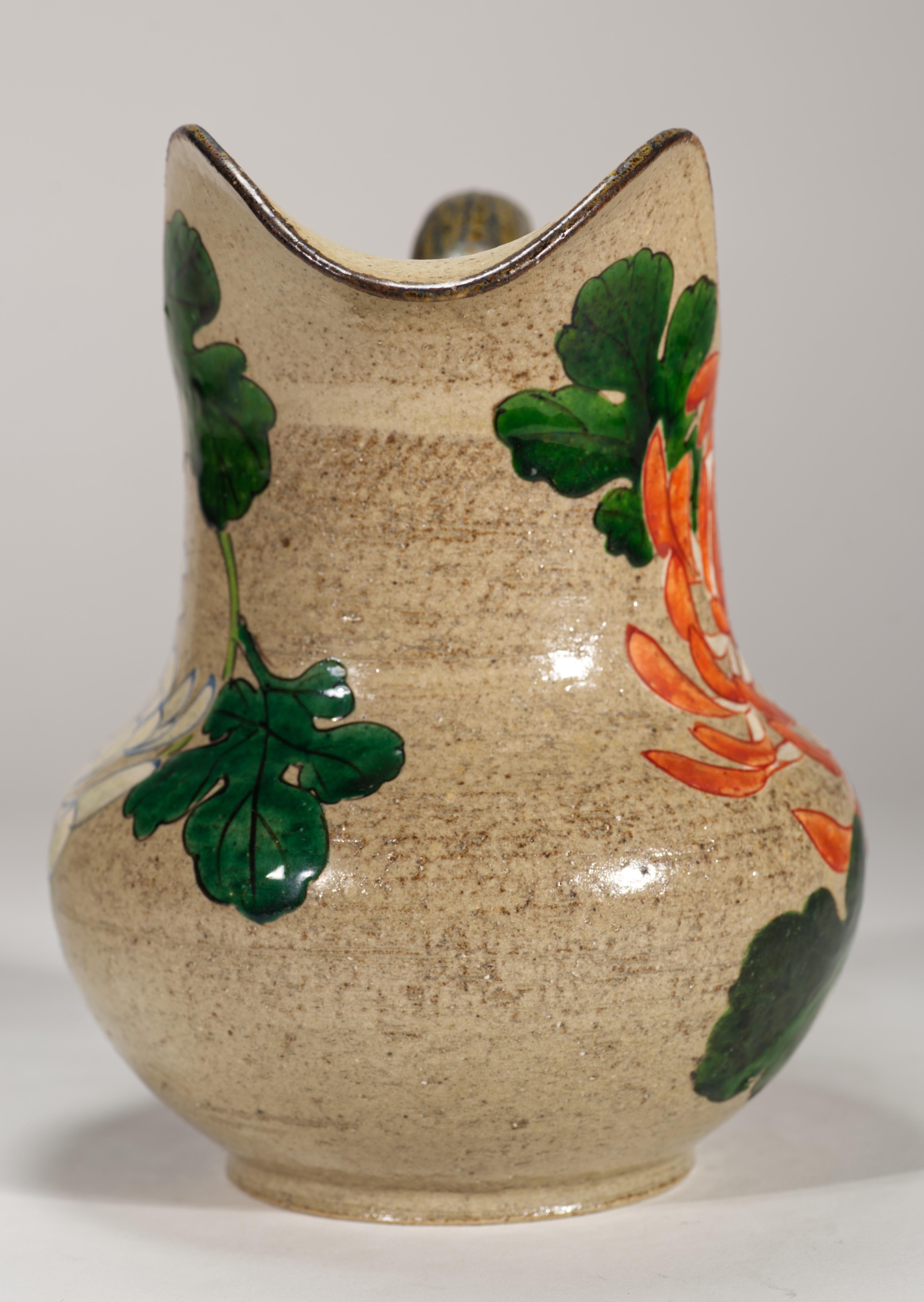 Smaltato Vaso brocca in ceramica vintage con decorazione di crisantemi