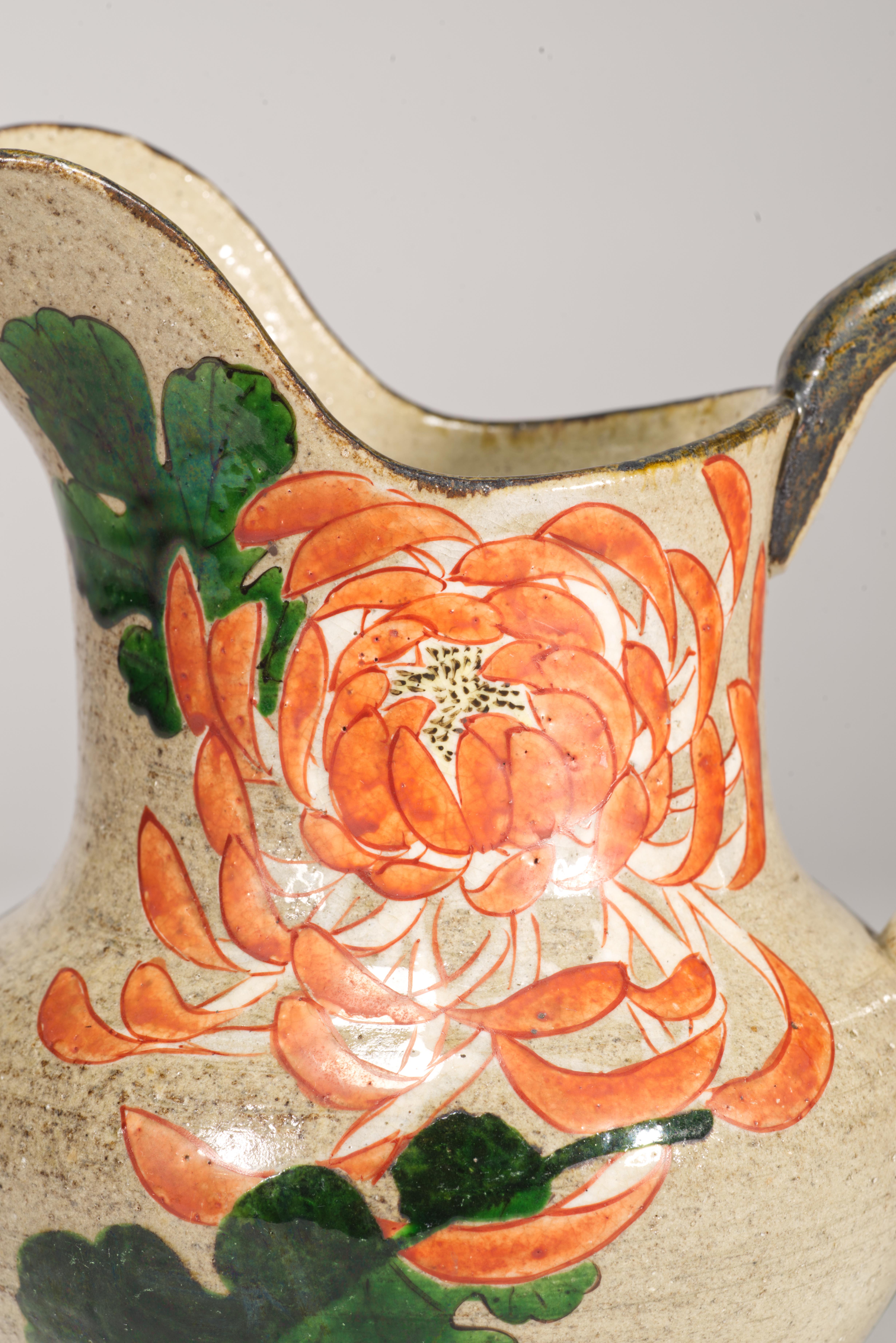 Vaso brocca in ceramica vintage con decorazione di crisantemi In condizioni buone a Clifton Springs, NY