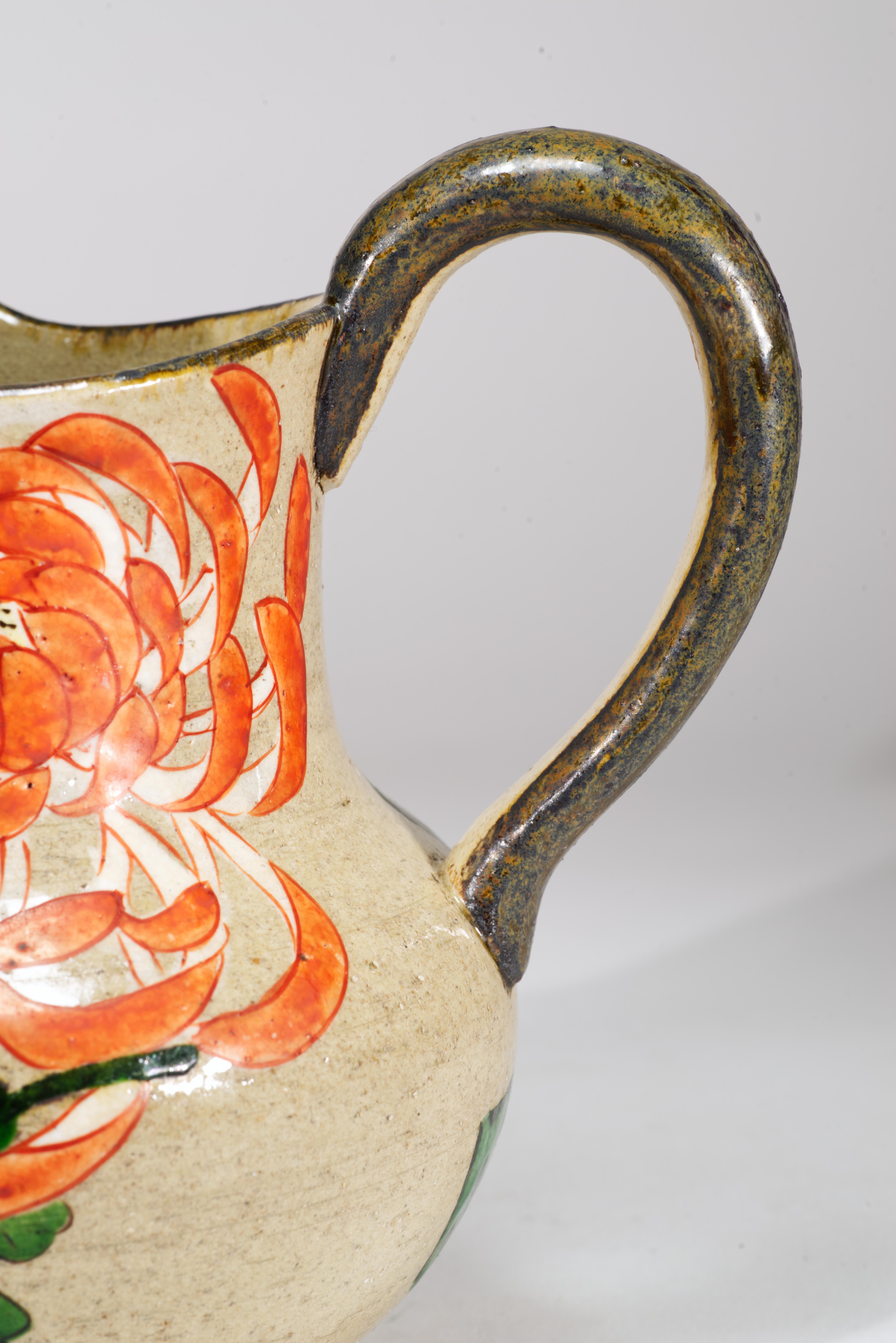 XX secolo Vaso brocca in ceramica vintage con decorazione di crisantemi