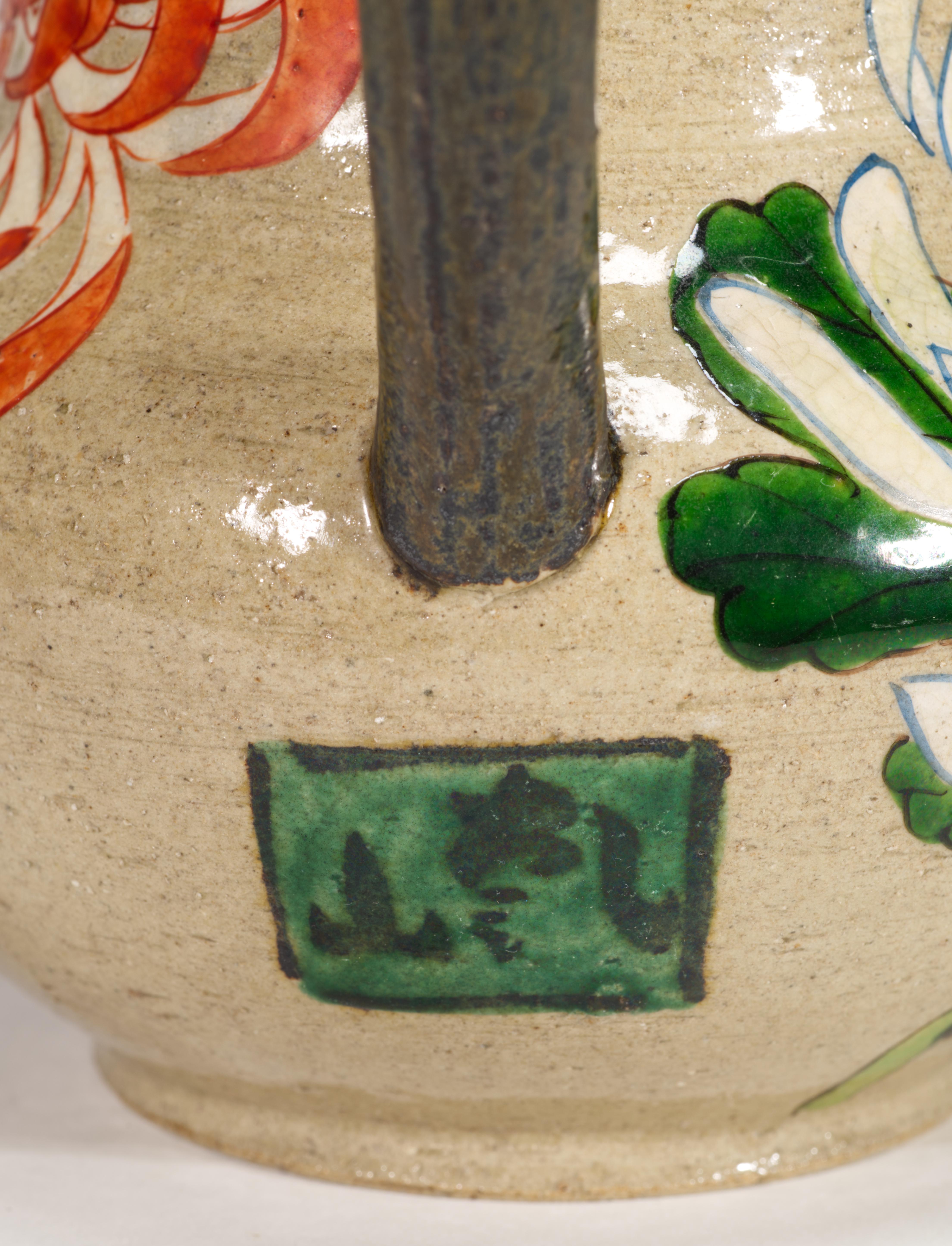 Vaso brocca in ceramica vintage con decorazione di crisantemi 1