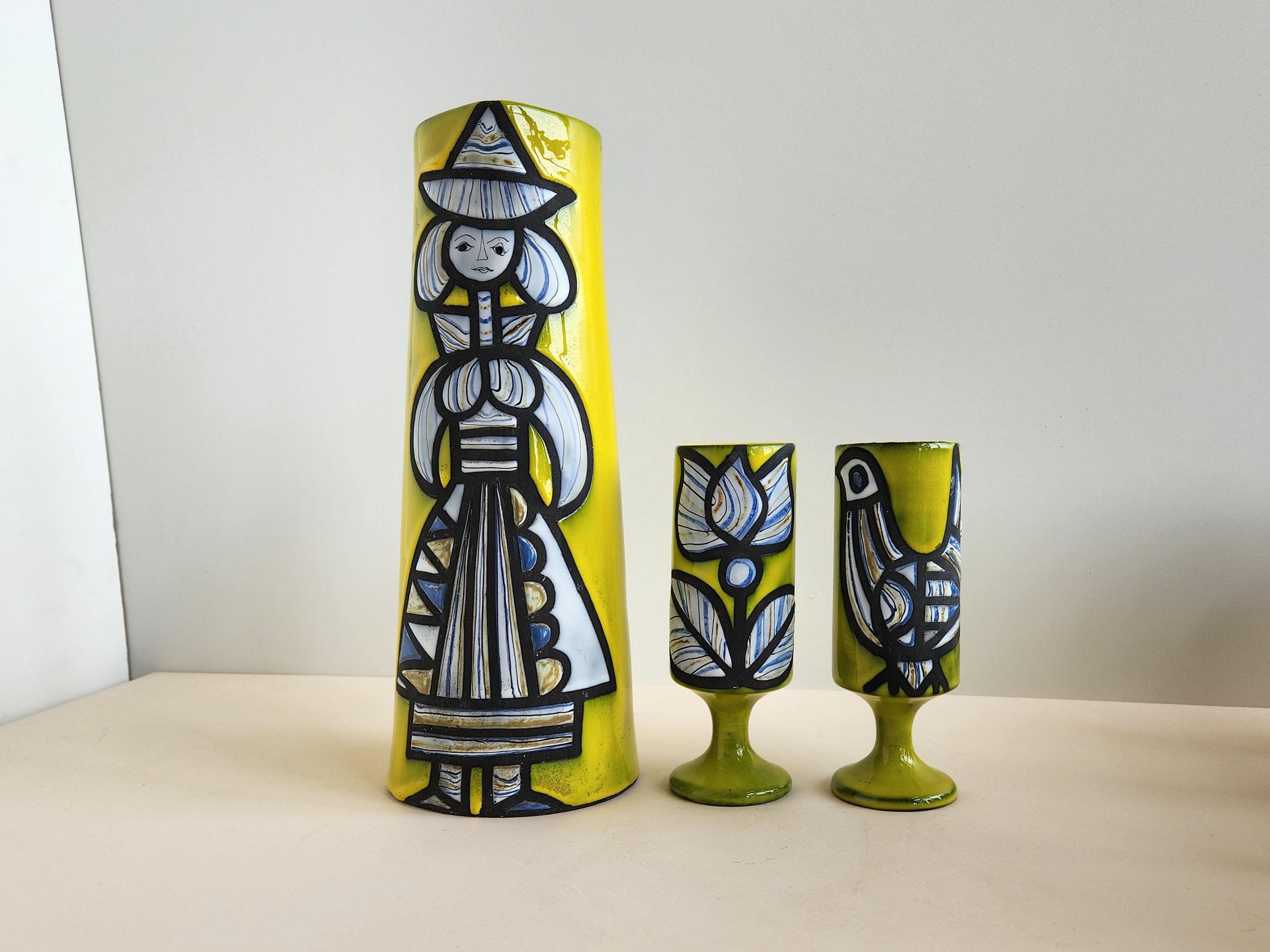 Vintage Keramik dekorative Krug und 2 Tassen unterzeichnet von Roger Capron - Vallauris, Frankreich

Roger Capron war ein einflussreicher französischer Keramiker, der für seine gekachelten Tische und die Verwendung wiederkehrender Motive wie