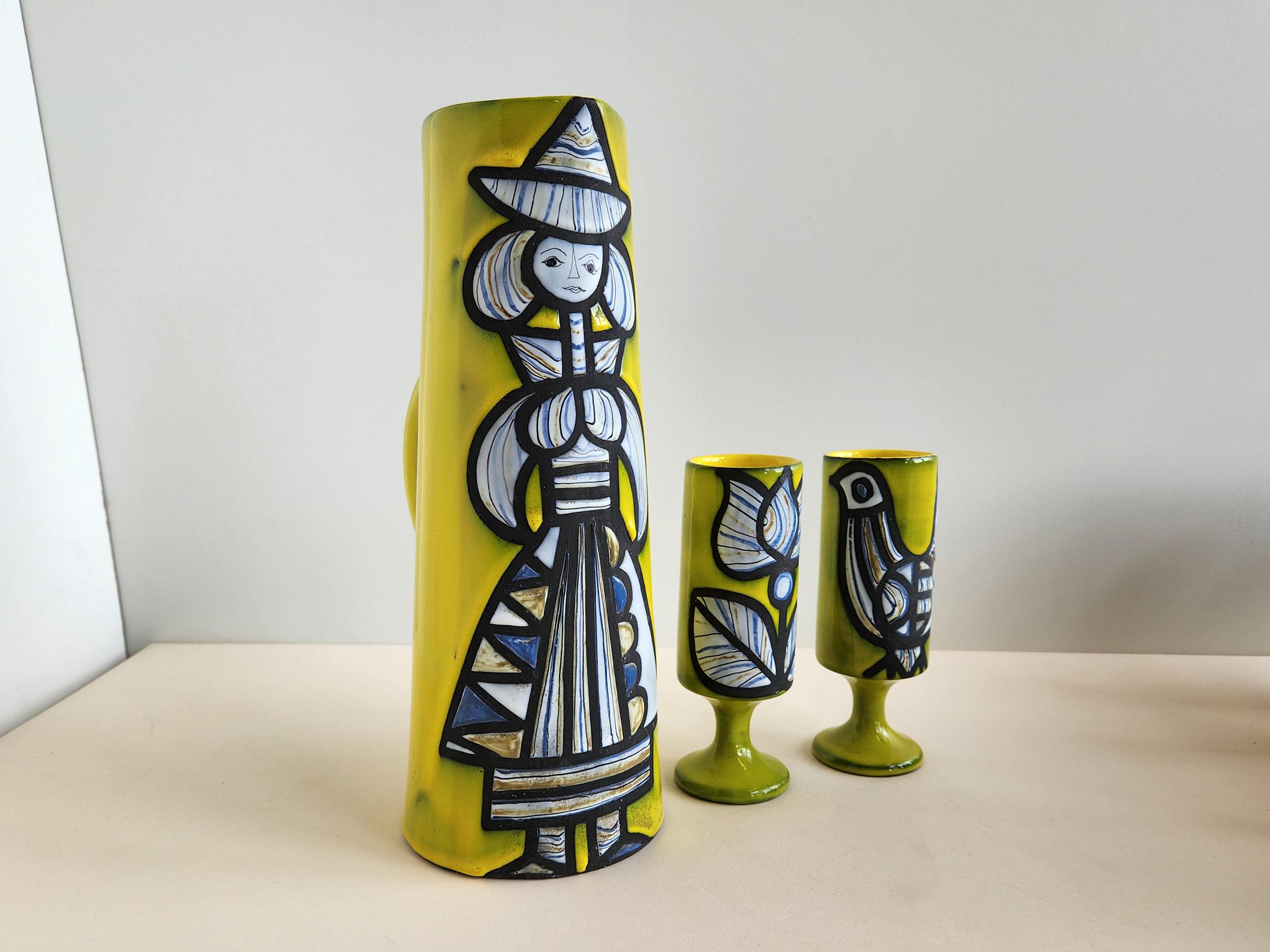 Roger Capron – Vintage-Krug aus Keramik mit Mädchen und 2 Tassen mit Blumen  (Moderne der Mitte des Jahrhunderts) im Angebot
