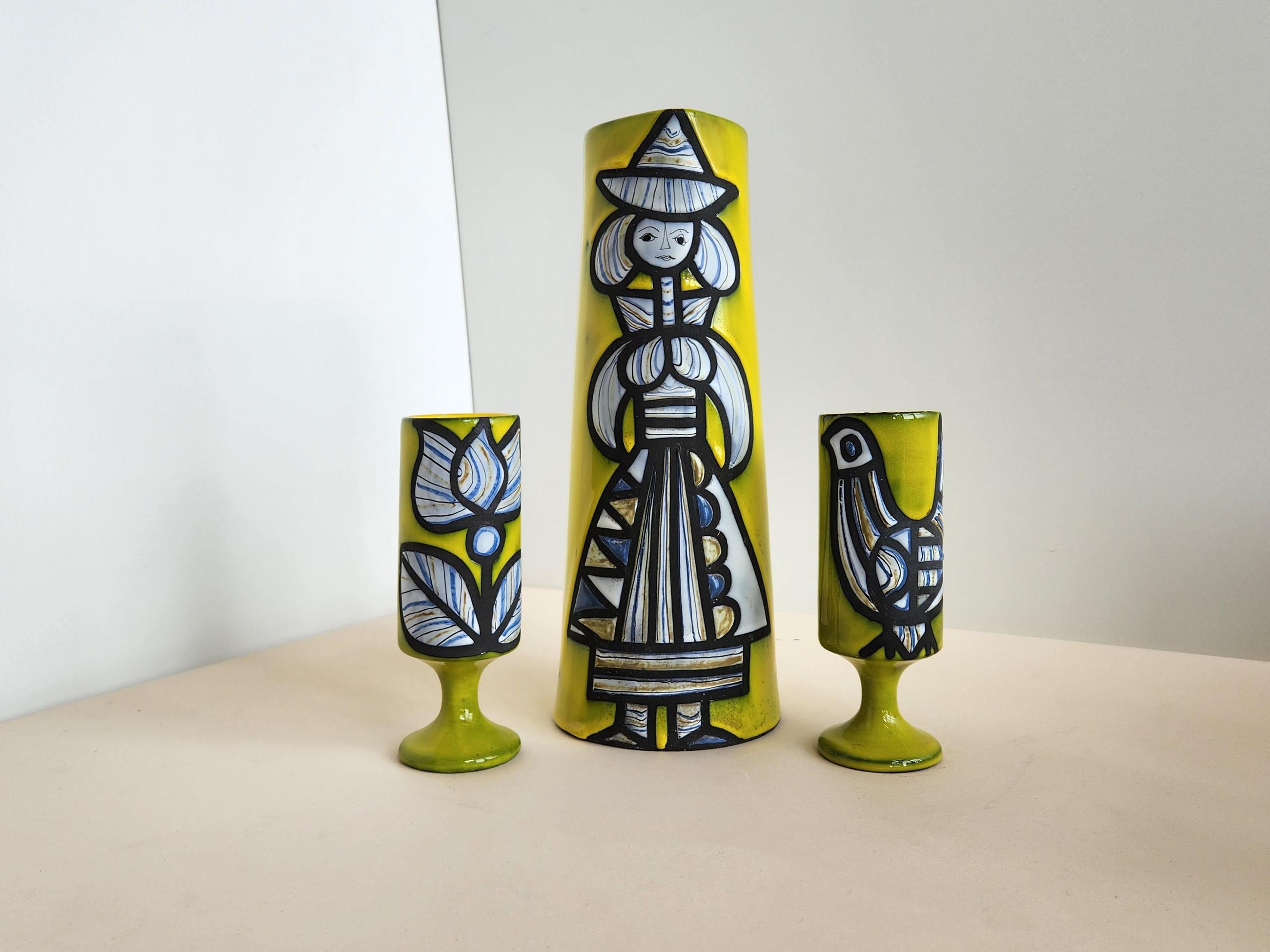 Roger Capron – Vintage-Krug aus Keramik mit Mädchen und 2 Tassen mit Blumen  (Französisch) im Angebot