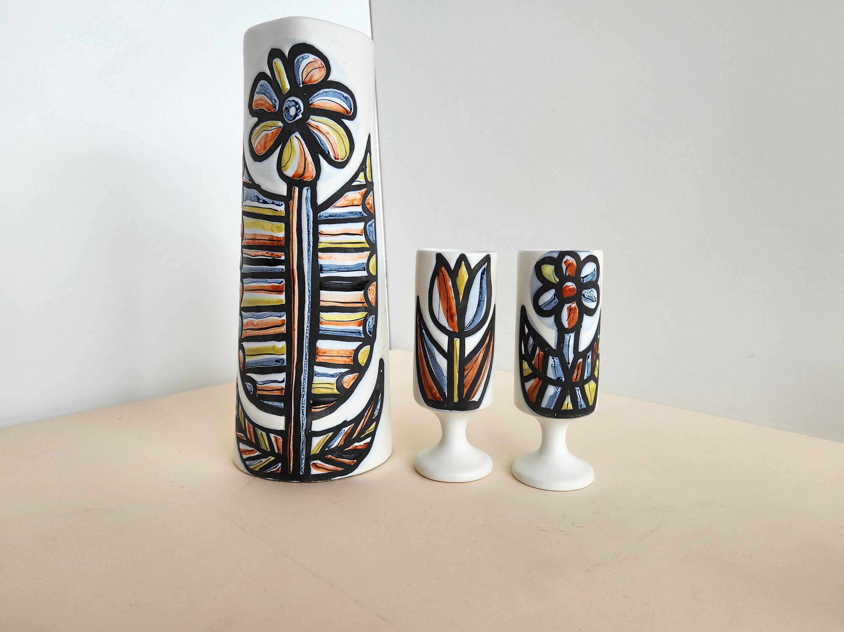 Pichets et 2 gobelets en céramique vintage avec motif de fleurs par Roger Capron.  Vallauris, France.

Les dimensions des gobelets sont les suivantes  Hauteur : 7