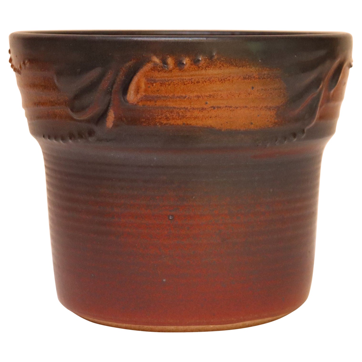 Vintage Keramik Pflanzgefäß Vase mit botanischen Relief Dekoration von Deanna Nichols