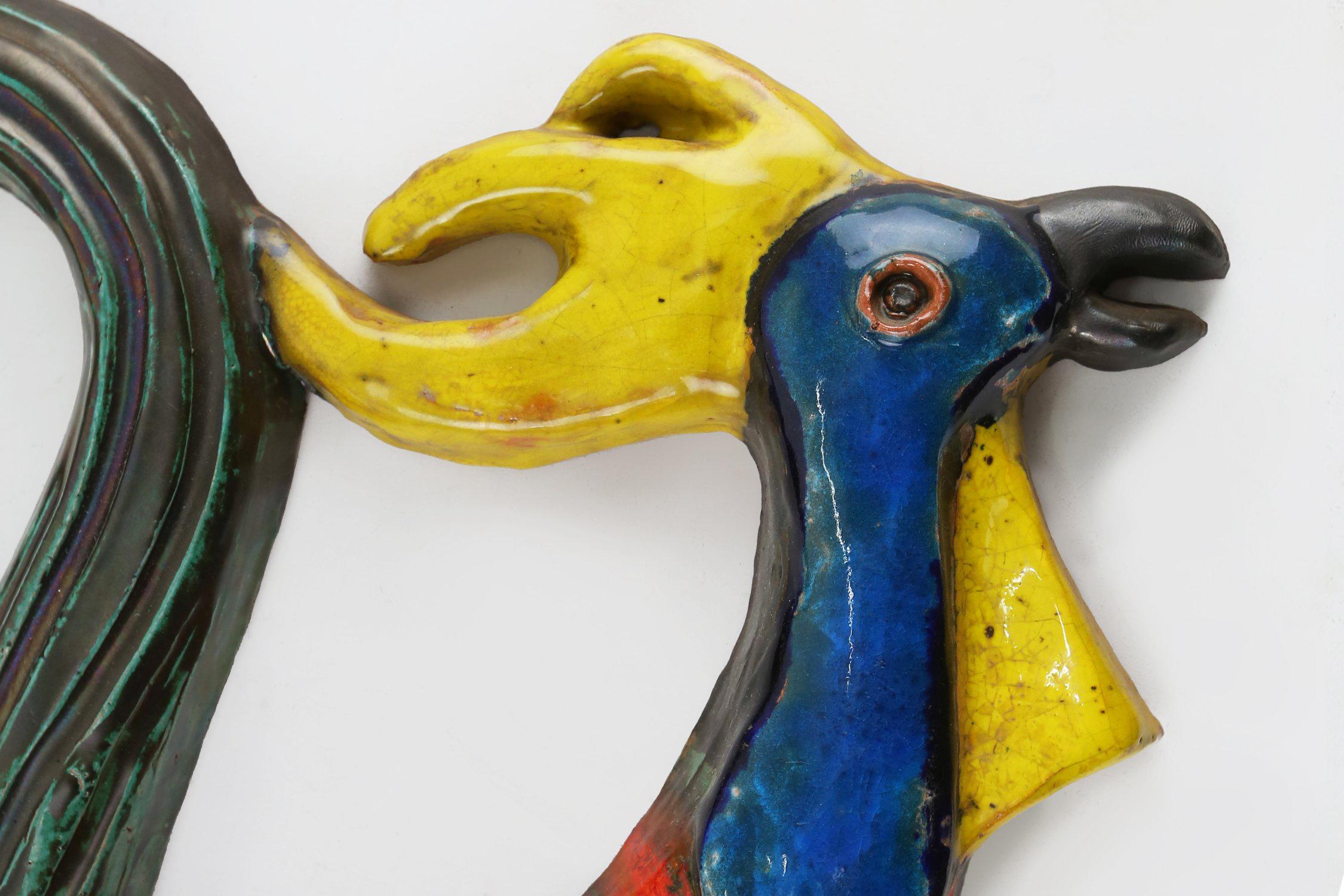 Belga Placchetta in ceramica d'epoca raffigurante un gallo colorato, firmata A. Dandoy, Belgio 1960 in vendita