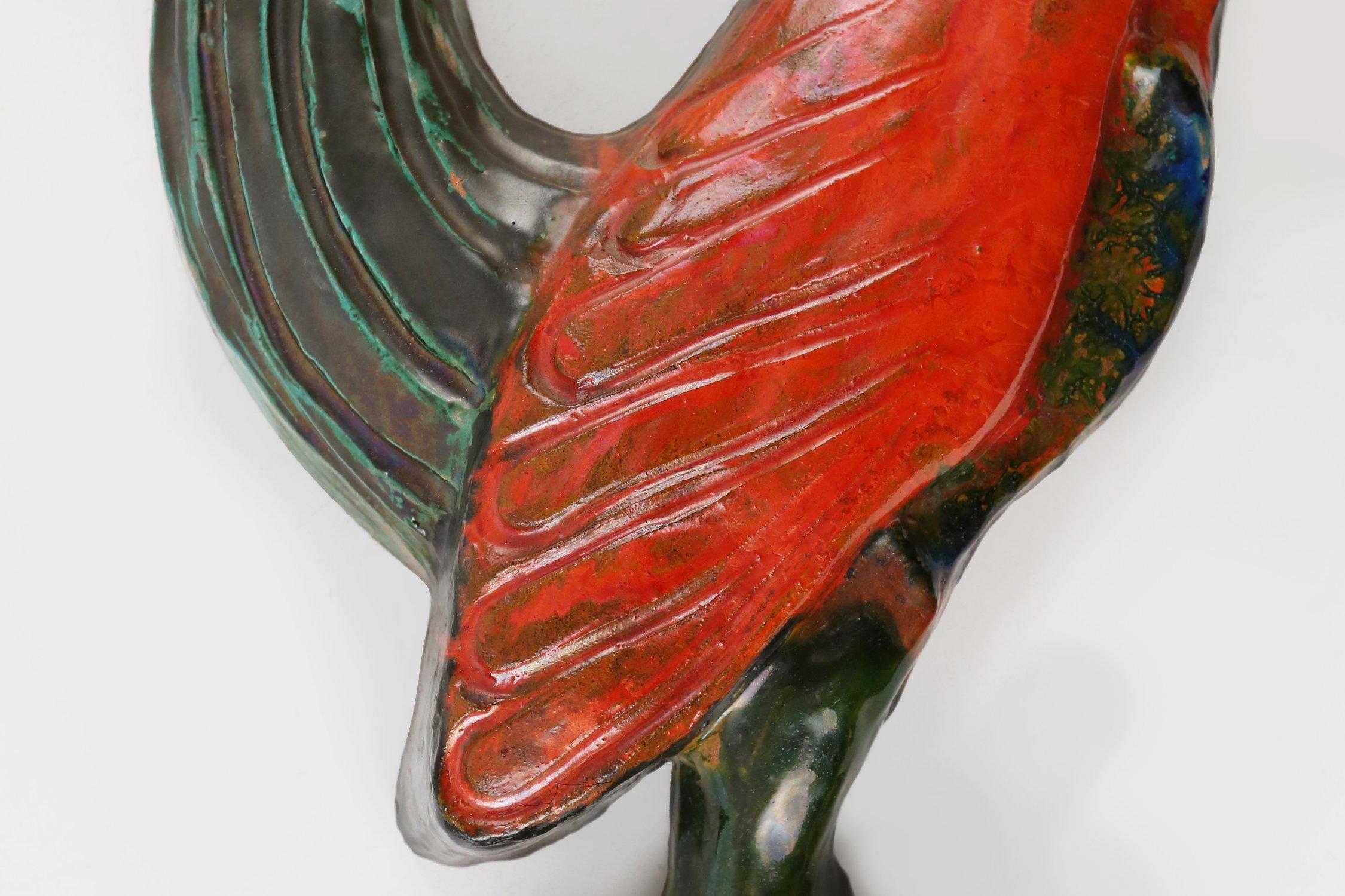 Metà XX secolo Placchetta in ceramica d'epoca raffigurante un gallo colorato, firmata A. Dandoy, Belgio 1960 in vendita