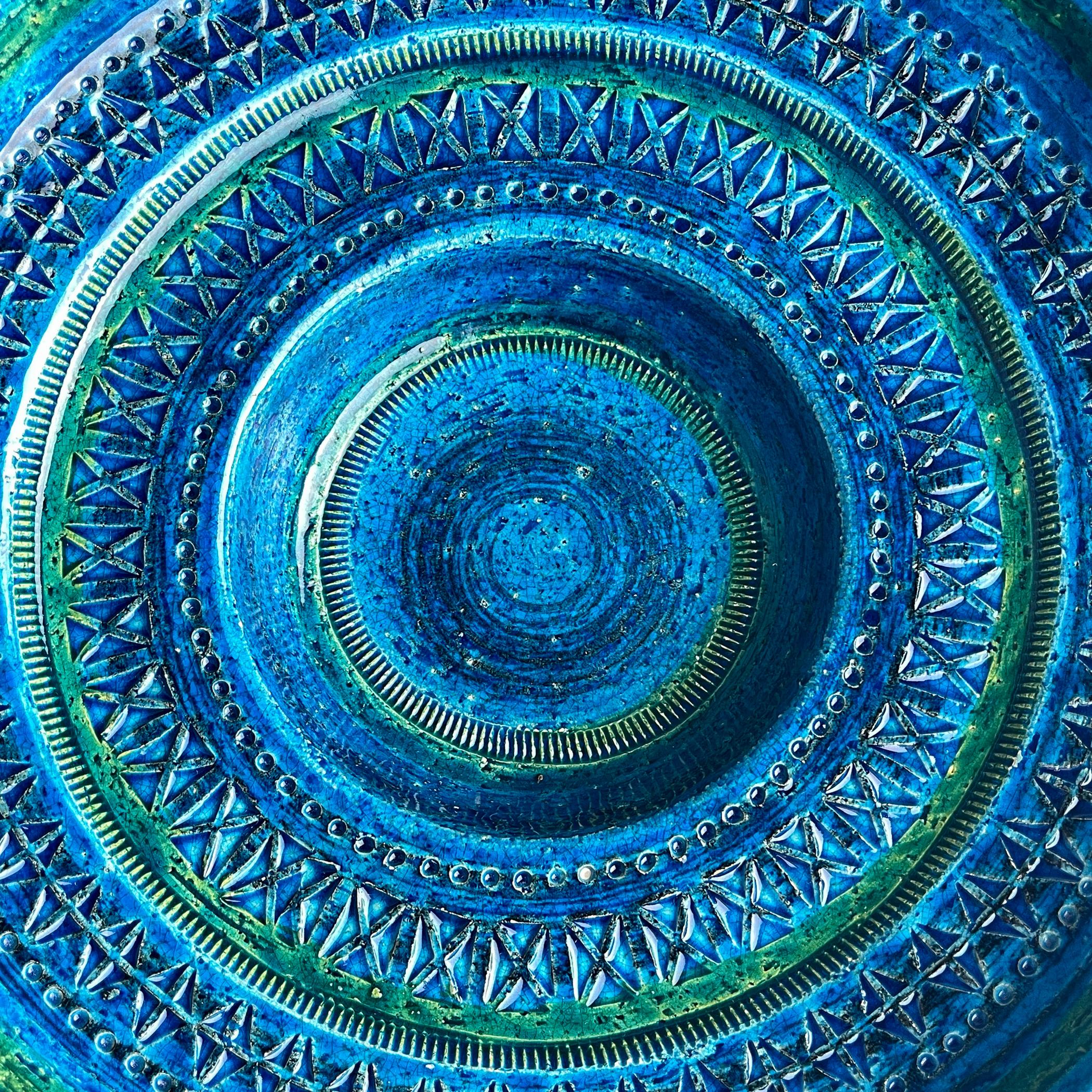 Assiette en poterie italienne du milieu du siècle par Bitossi avec motif Rimini Blue. La surface extérieure de la plaque est décorée d'un motif imprimé. La glaçure est d'un bleu profond et d'une couleur turquoise. Cette assiette a été conçue par