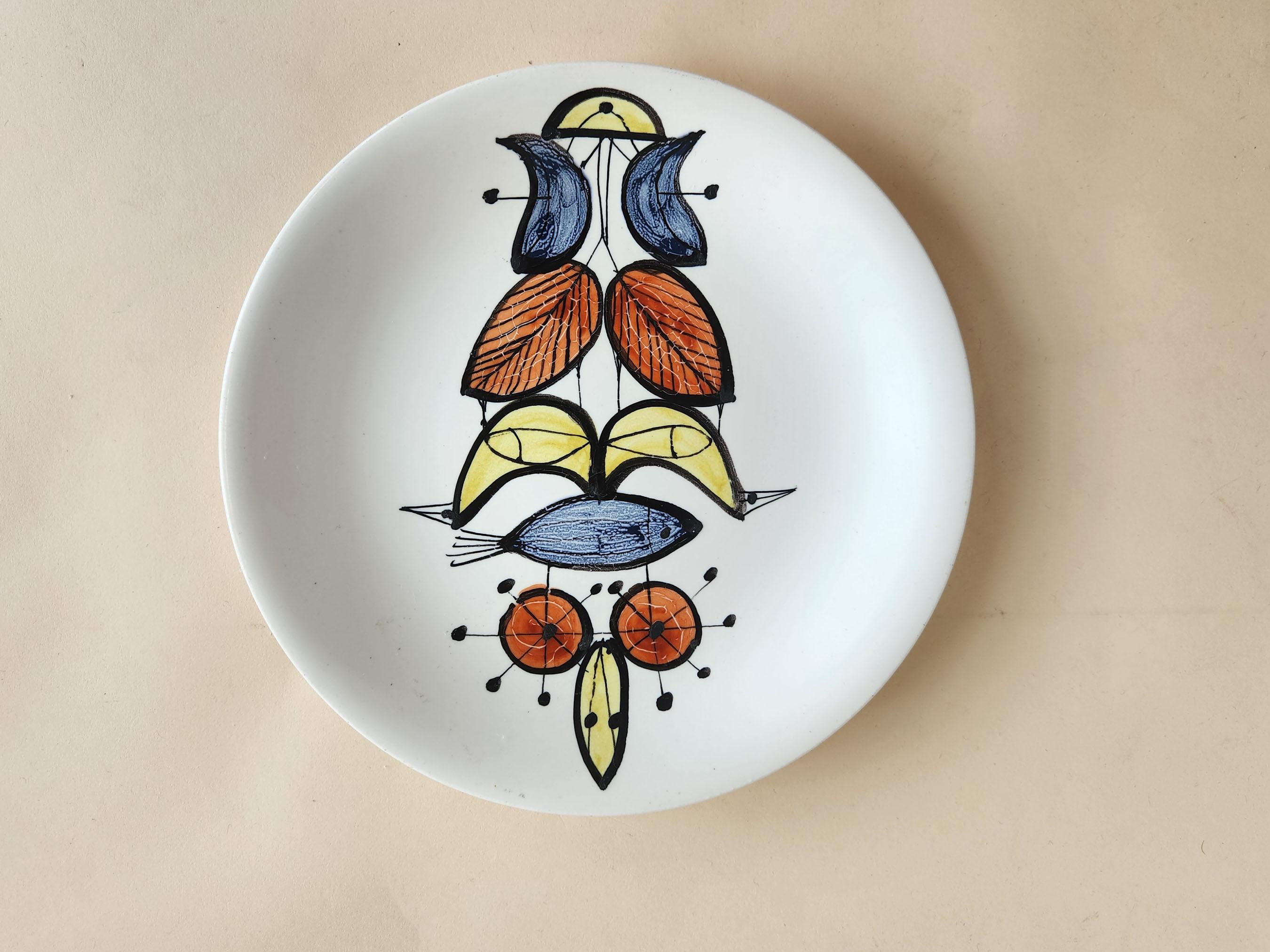 Vintage Keramikteller mit abstraktem Motiv von Roger Capron - Vallauris, Frankreich

Roger Capron war ein einflussreicher französischer Keramiker, der für seine Kacheltische und die Verwendung wiederkehrender Motive wie stilisierte Zweige und