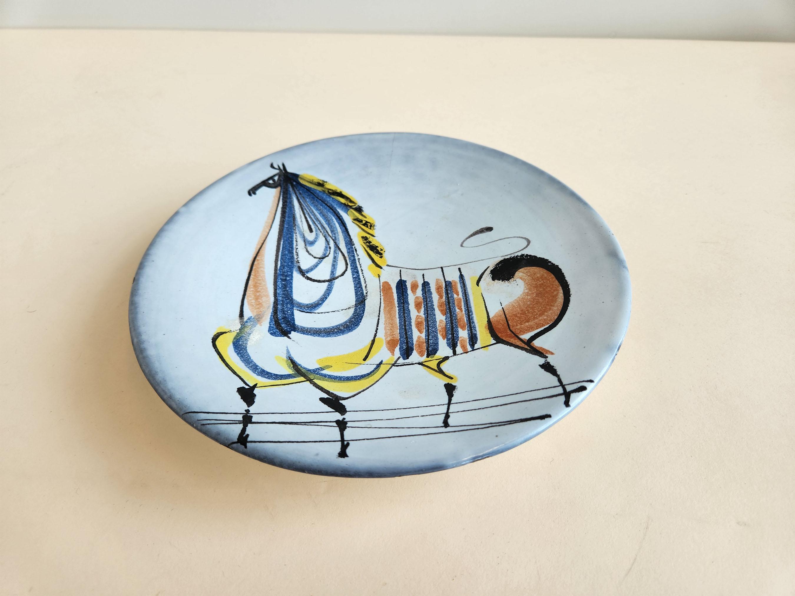 Vintage Keramikteller mit Pferd von Roger Capron  -  Vallauris, Frankreich

Roger Capron war ein einflussreicher französischer Keramiker, der für seine gekachelten Tische und die Verwendung wiederkehrender Motive wie stilisierte Zweige und