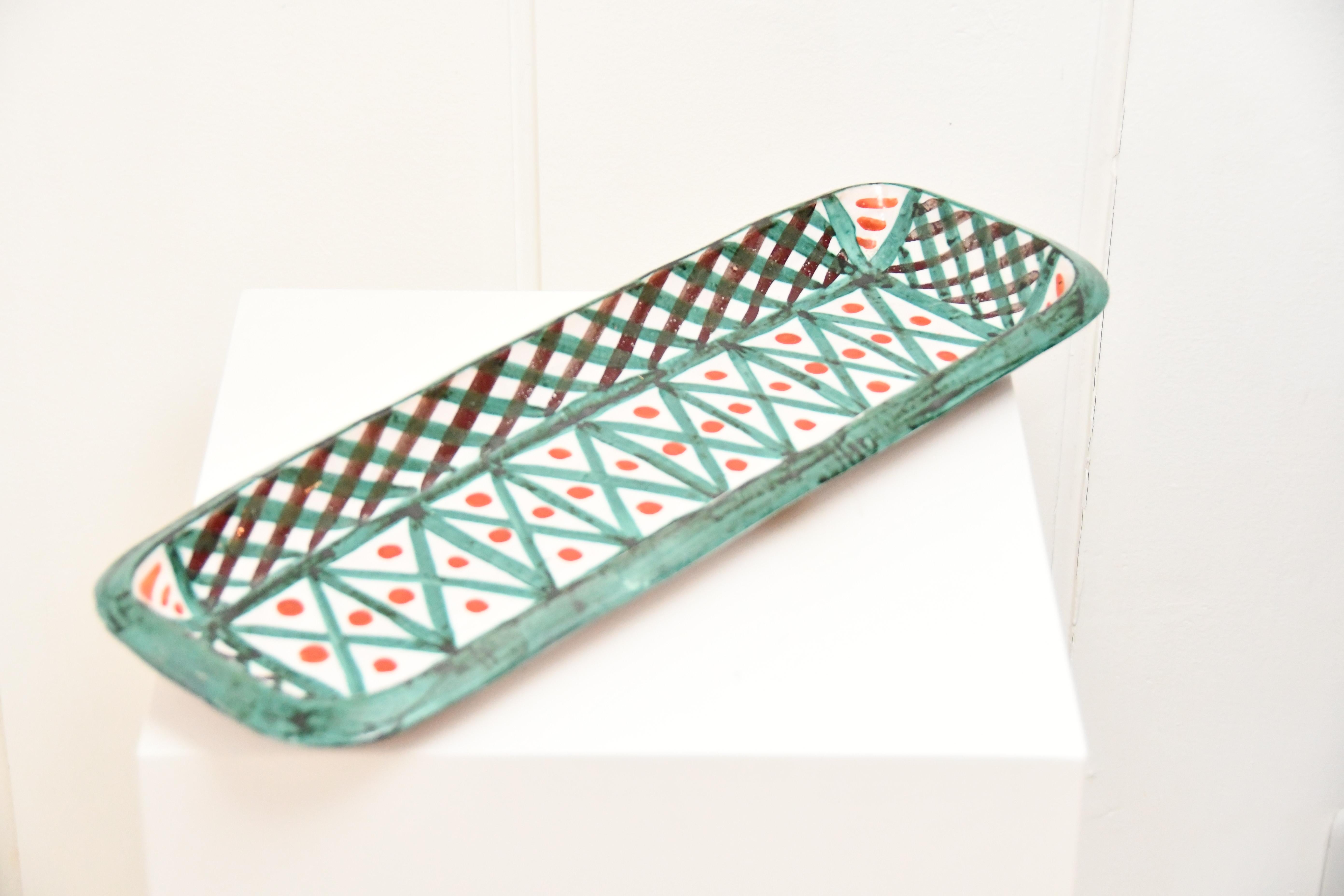 Plat en céramique vintage
Plateaux en céramique peints à la main. 
Signé par A. Fazio - Artisan Vallauris. 
France, vers 1970
L. 49 cm, L. 18 cm, H. 5 cm