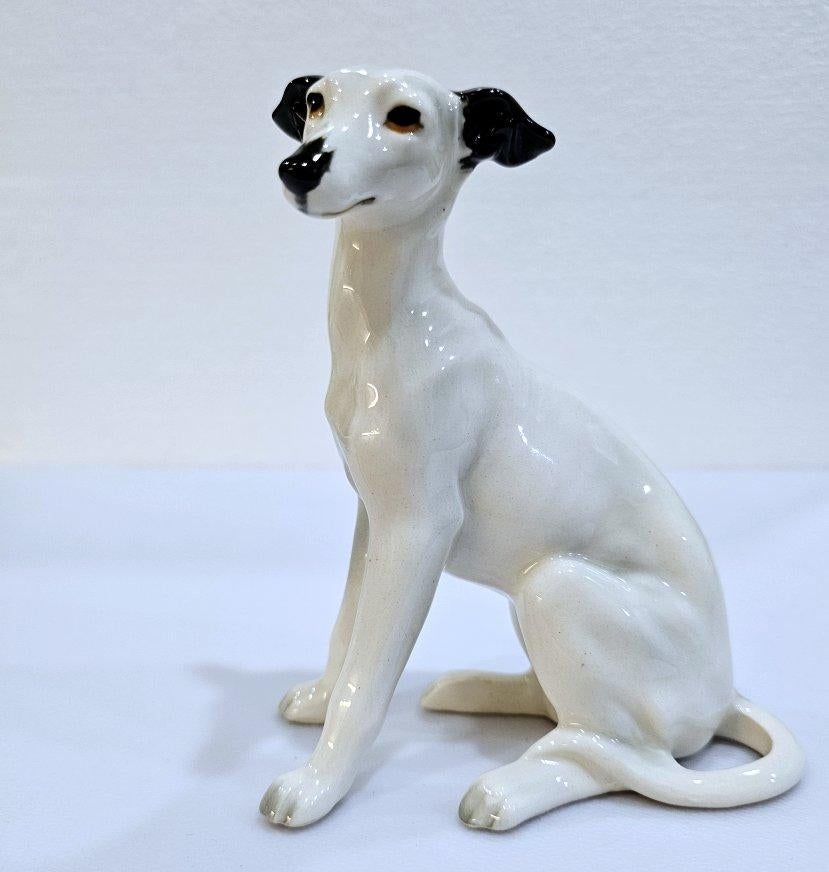 Escultura de perro Whippet/Greyhound de cerámica/porcelana - OFERTA DE CIERRE
***AVISO: NUESTRA TIENDA 1ST DIBS CIERRA A FINALES DE MAYO***
Ésta es una pequeña y encantadora escultura moderna de mediados de siglo que le encantará al amante de los