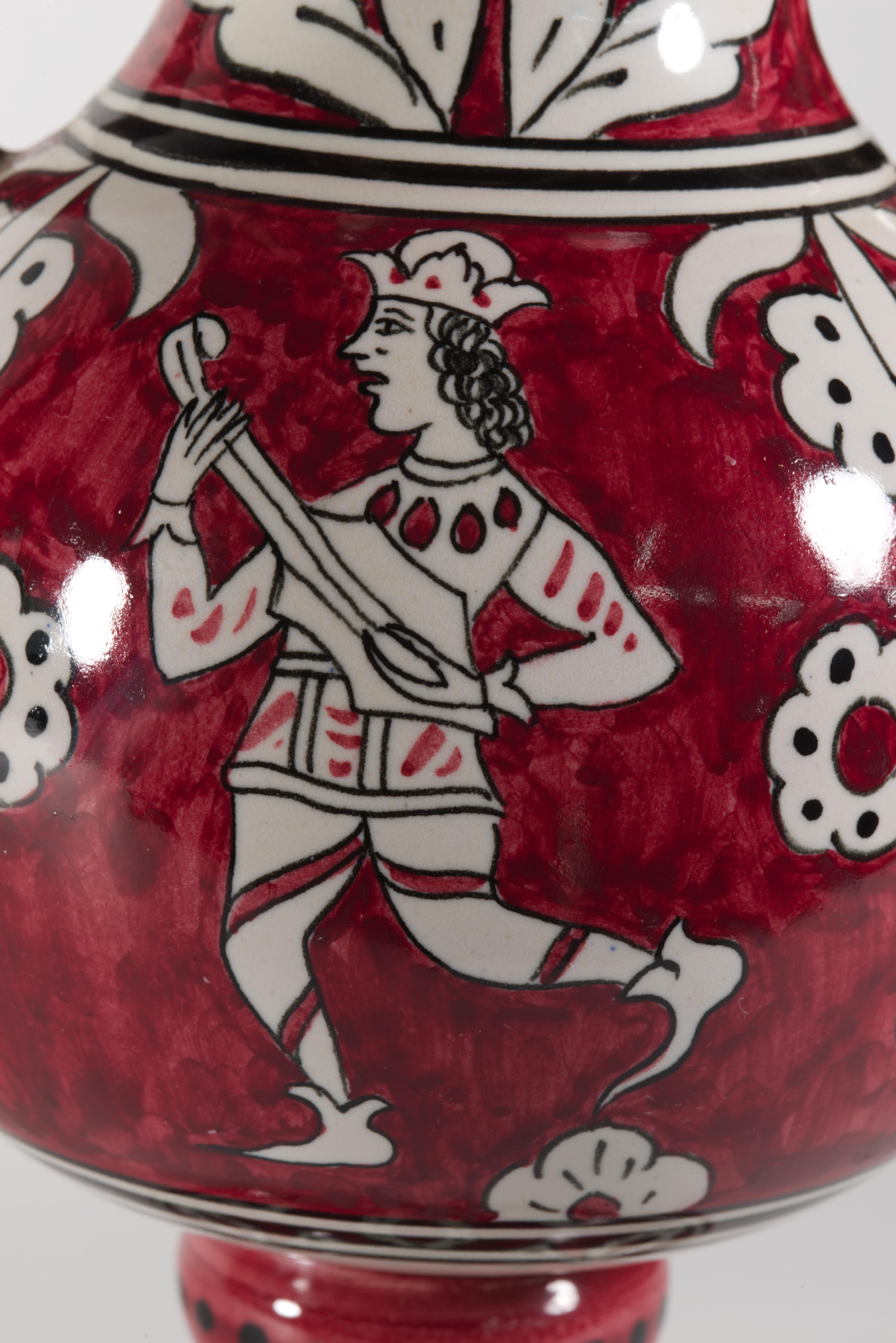 Urna rossa in ceramica d'epoca con manici Giullare Musicista Decor Italia anni '50 in vendita 3