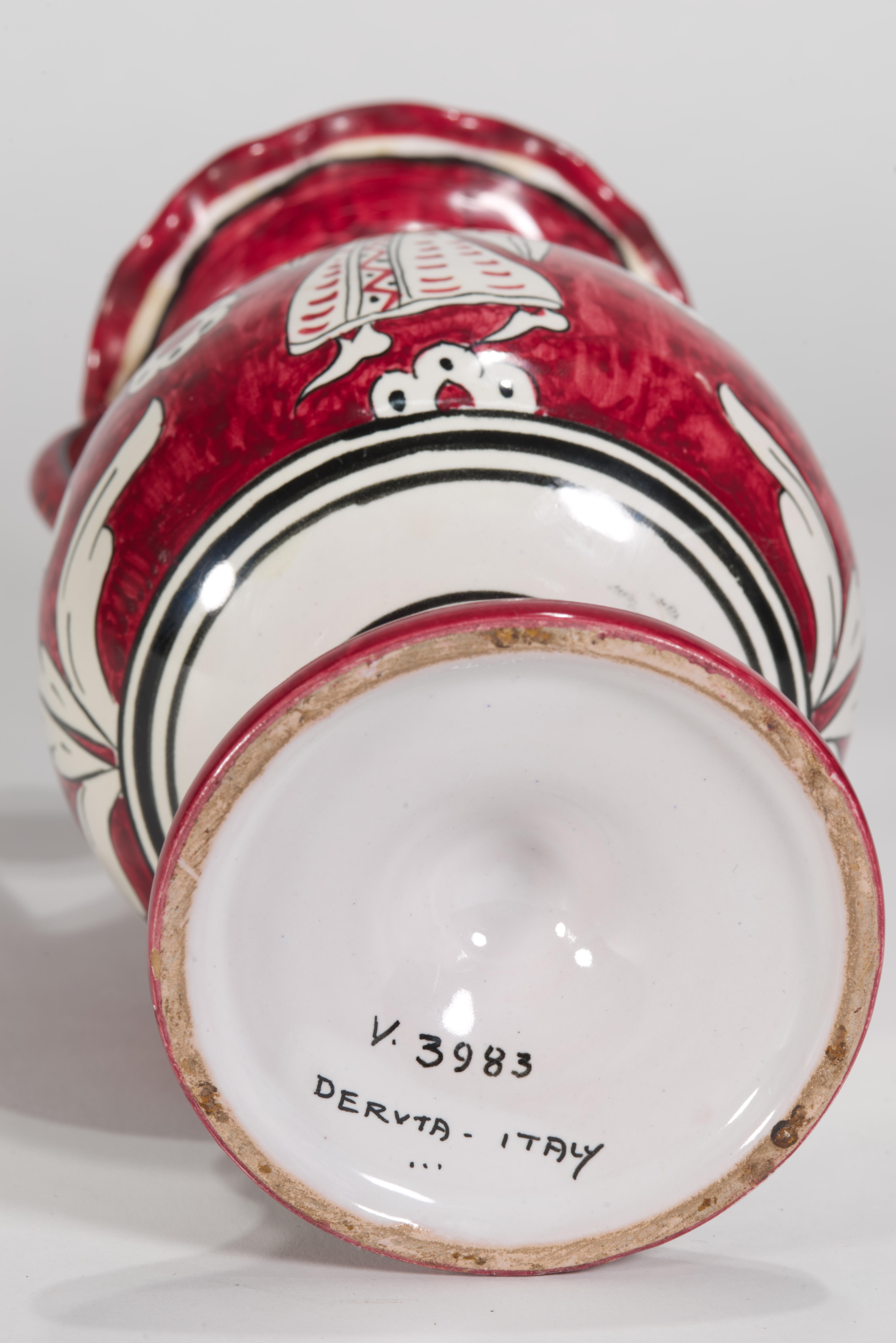 Italiano Urna rossa in ceramica d'epoca con manici Giullare Musicista Decor Italia anni '50 in vendita