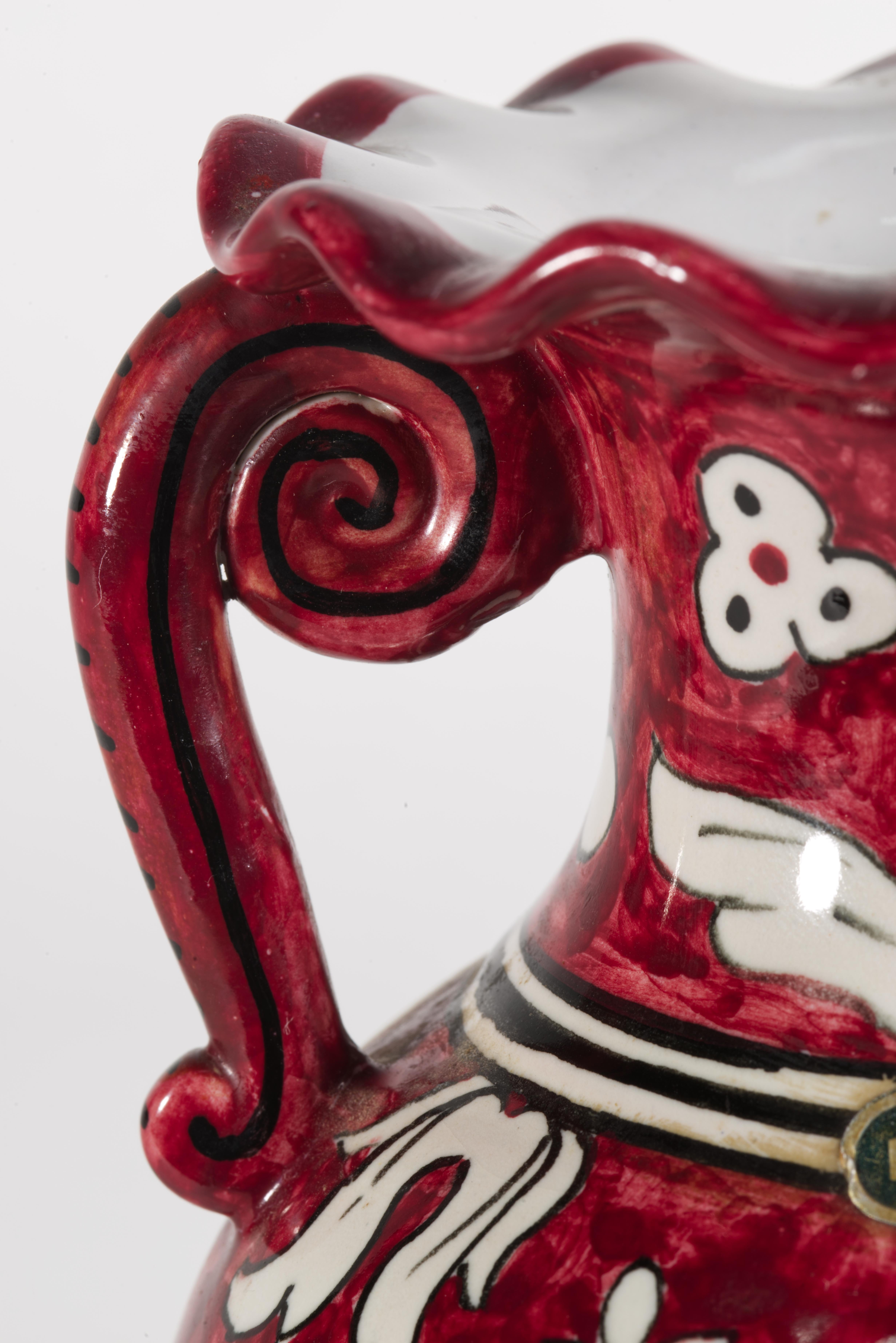 Smaltato Urna rossa in ceramica d'epoca con manici Giullare Musicista Decor Italia anni '50 in vendita