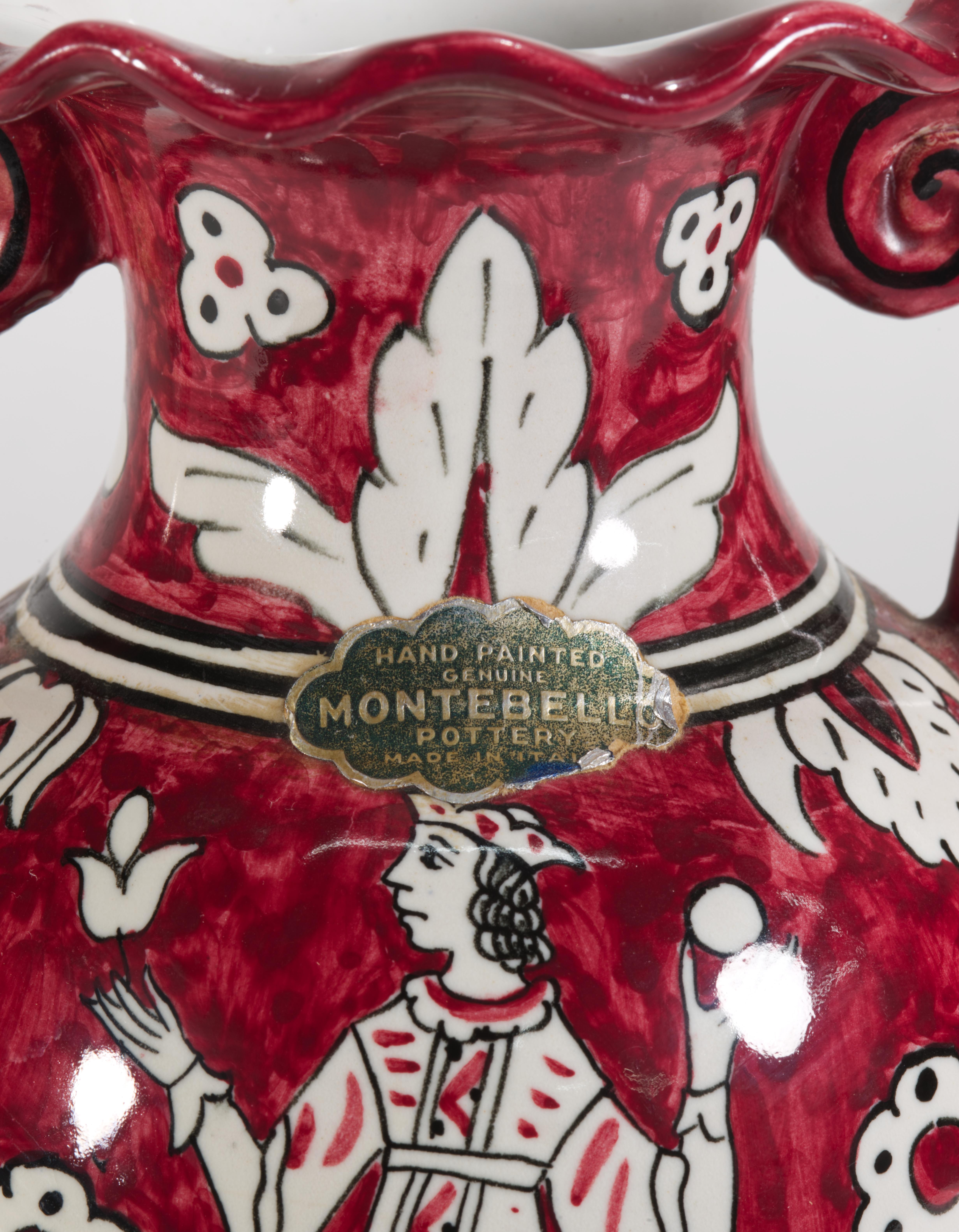 Urna rossa in ceramica d'epoca con manici Giullare Musicista Decor Italia anni '50 In condizioni buone in vendita a Clifton Springs, NY