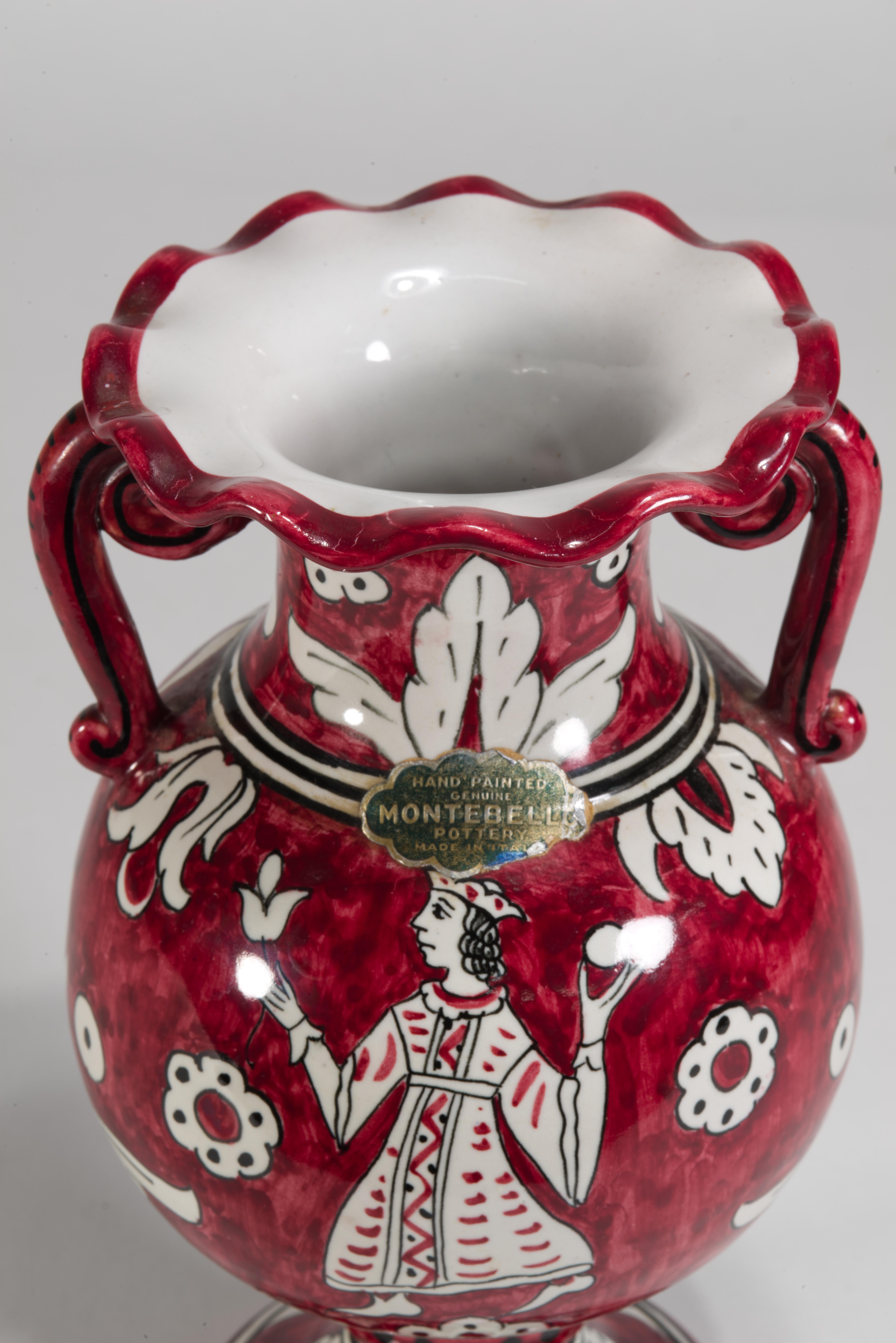 XX secolo Urna rossa in ceramica d'epoca con manici Giullare Musicista Decor Italia anni '50 in vendita