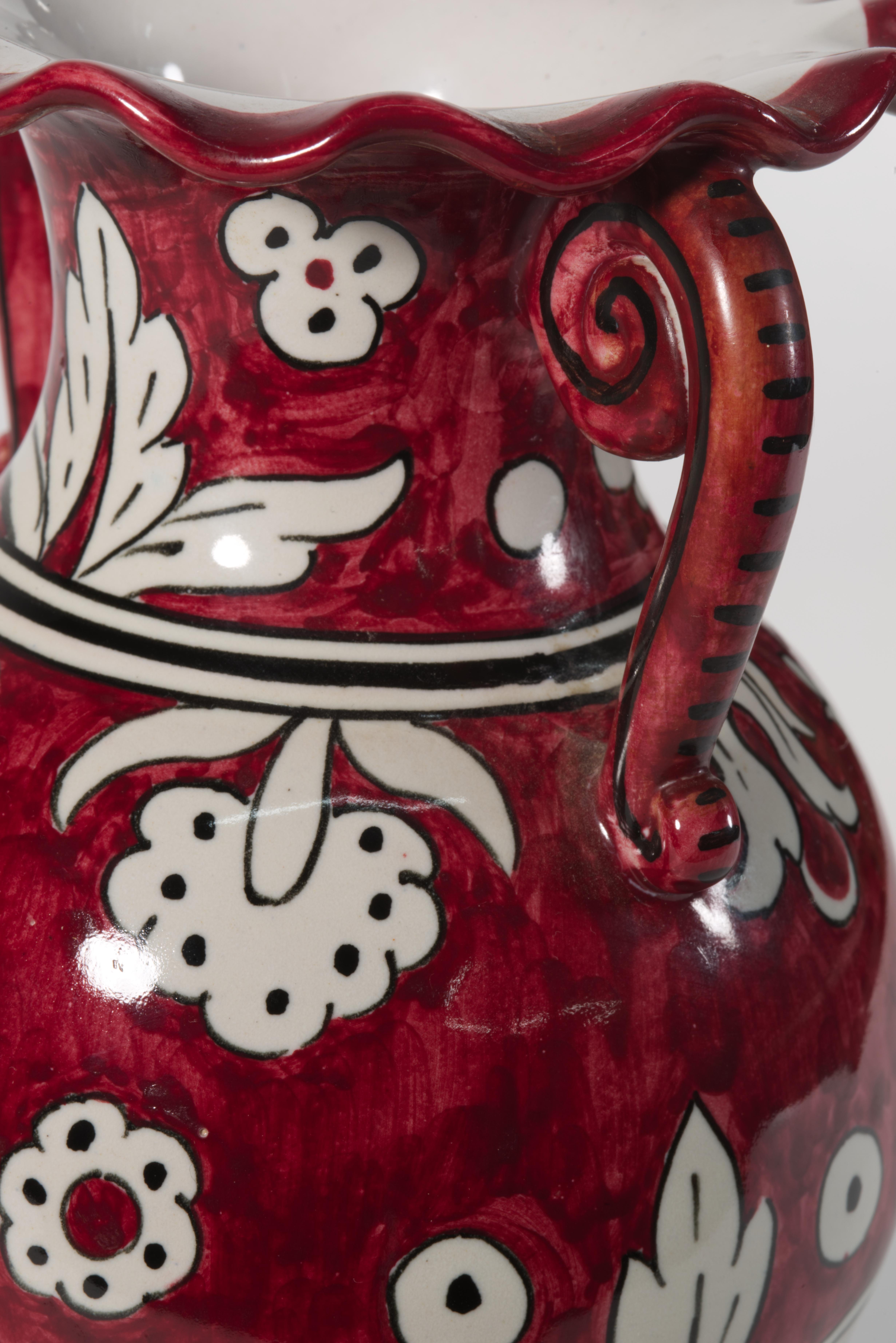 Ceramica Urna rossa in ceramica d'epoca con manici Giullare Musicista Decor Italia anni '50 in vendita