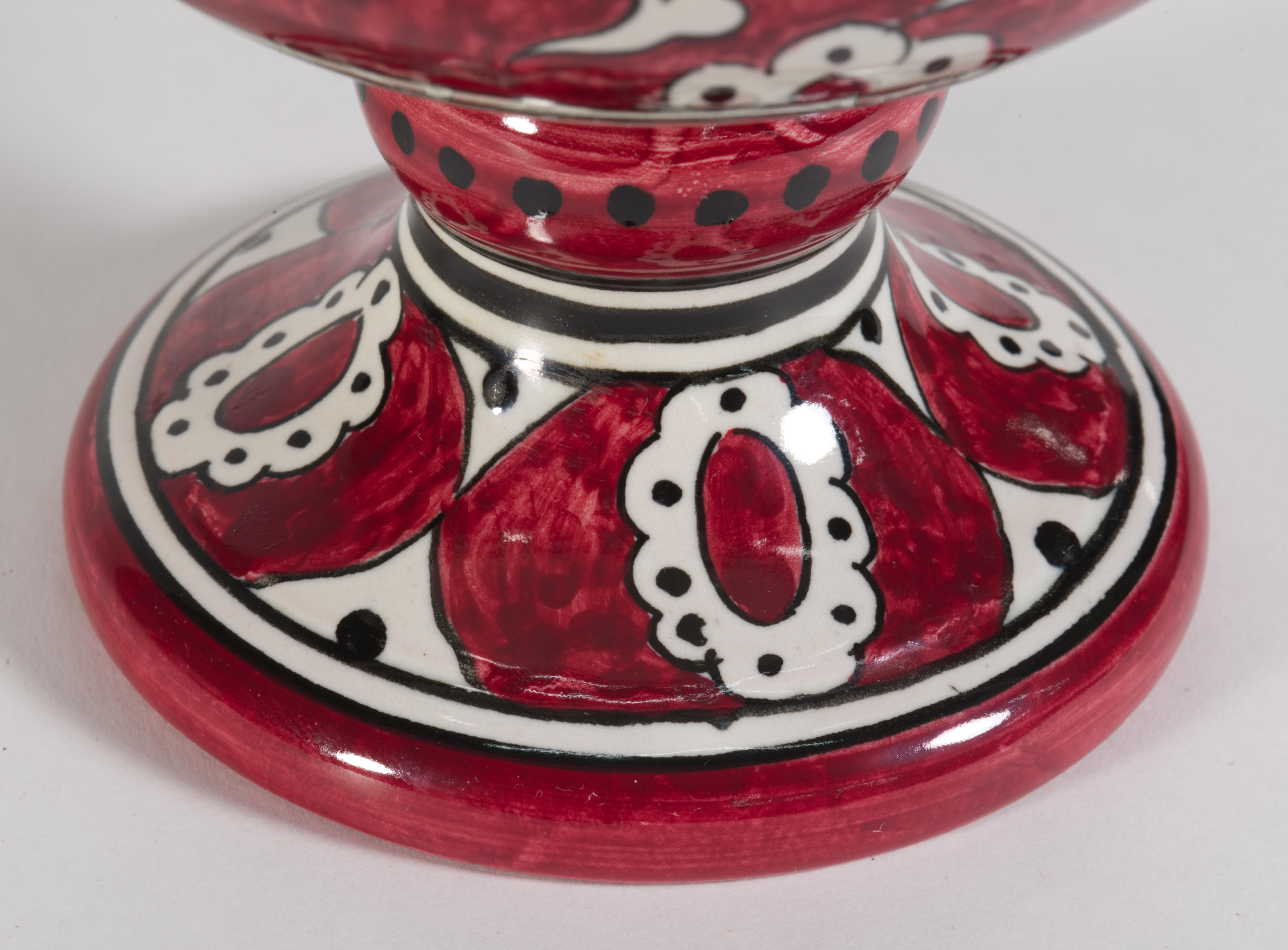 Urna rossa in ceramica d'epoca con manici Giullare Musicista Decor Italia anni '50 in vendita 1