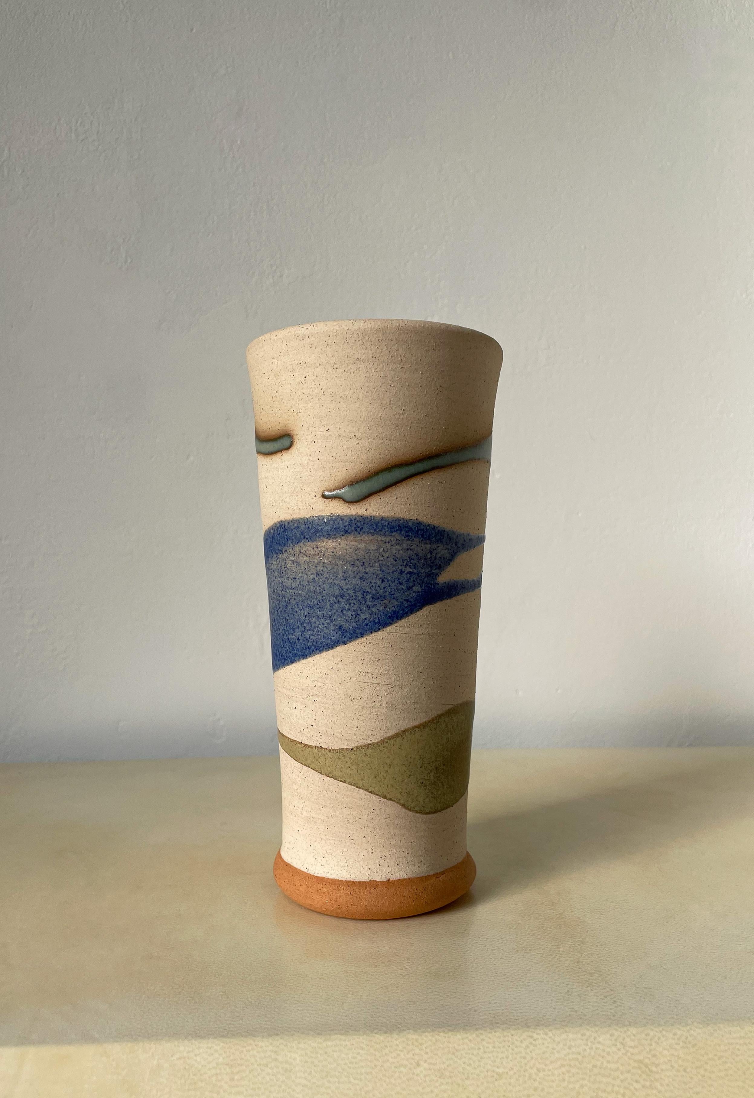 Rustikale, handgefertigte, moderne skandinavische Keramikvase mit blauen, grünen und aquafarbenen, organischen, asymmetrischen Verzierungen auf rohem Sockel. Hergestellt in Dänemark in den 1990er Jahren. Schöner Vintage-Zustand. 