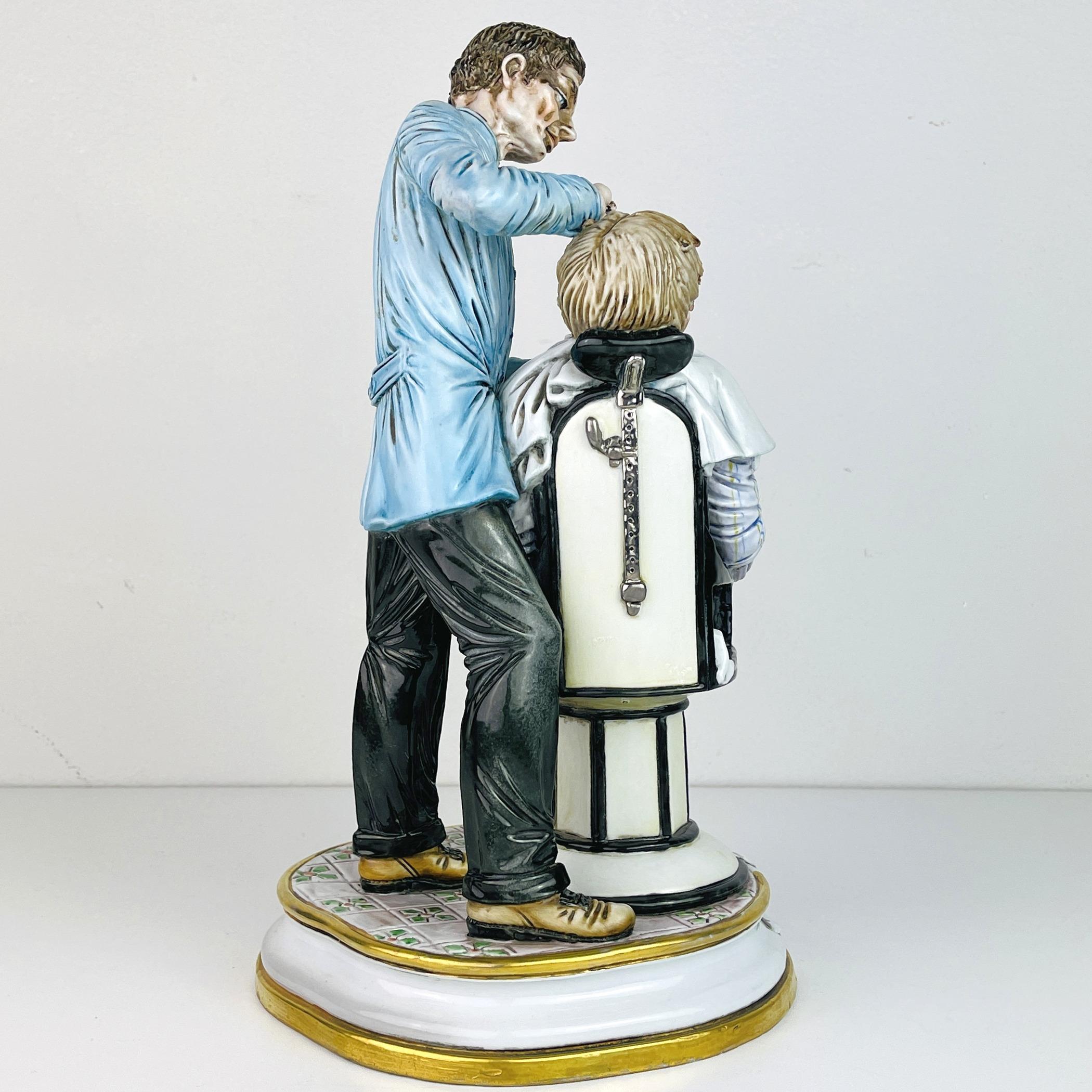 Scultura in ceramica d'epoca di Barbiere di Capodimonte Italia anni '50 in vendita 4