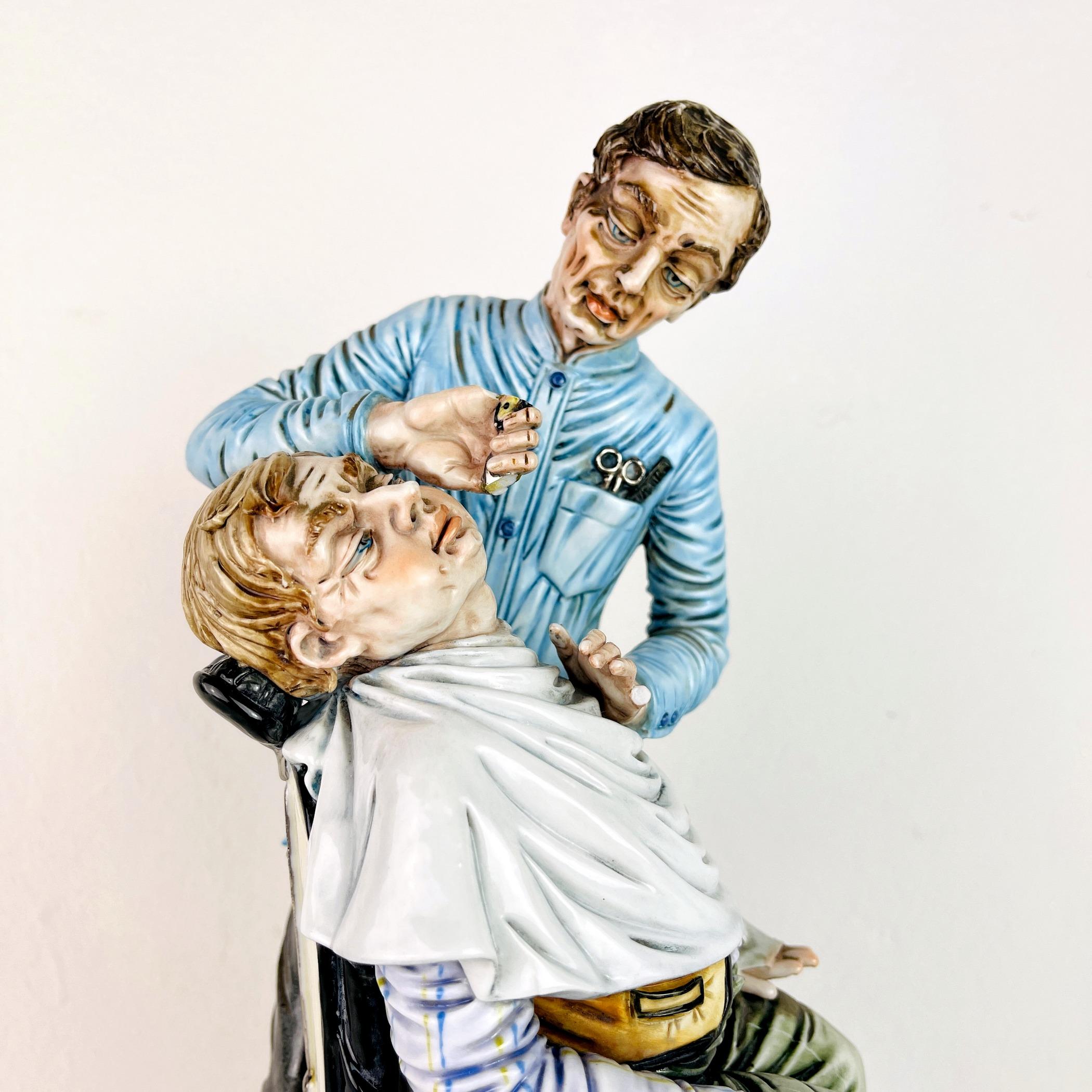 Scultura in ceramica d'epoca di Barbiere di Capodimonte Italia anni '50 in vendita 11