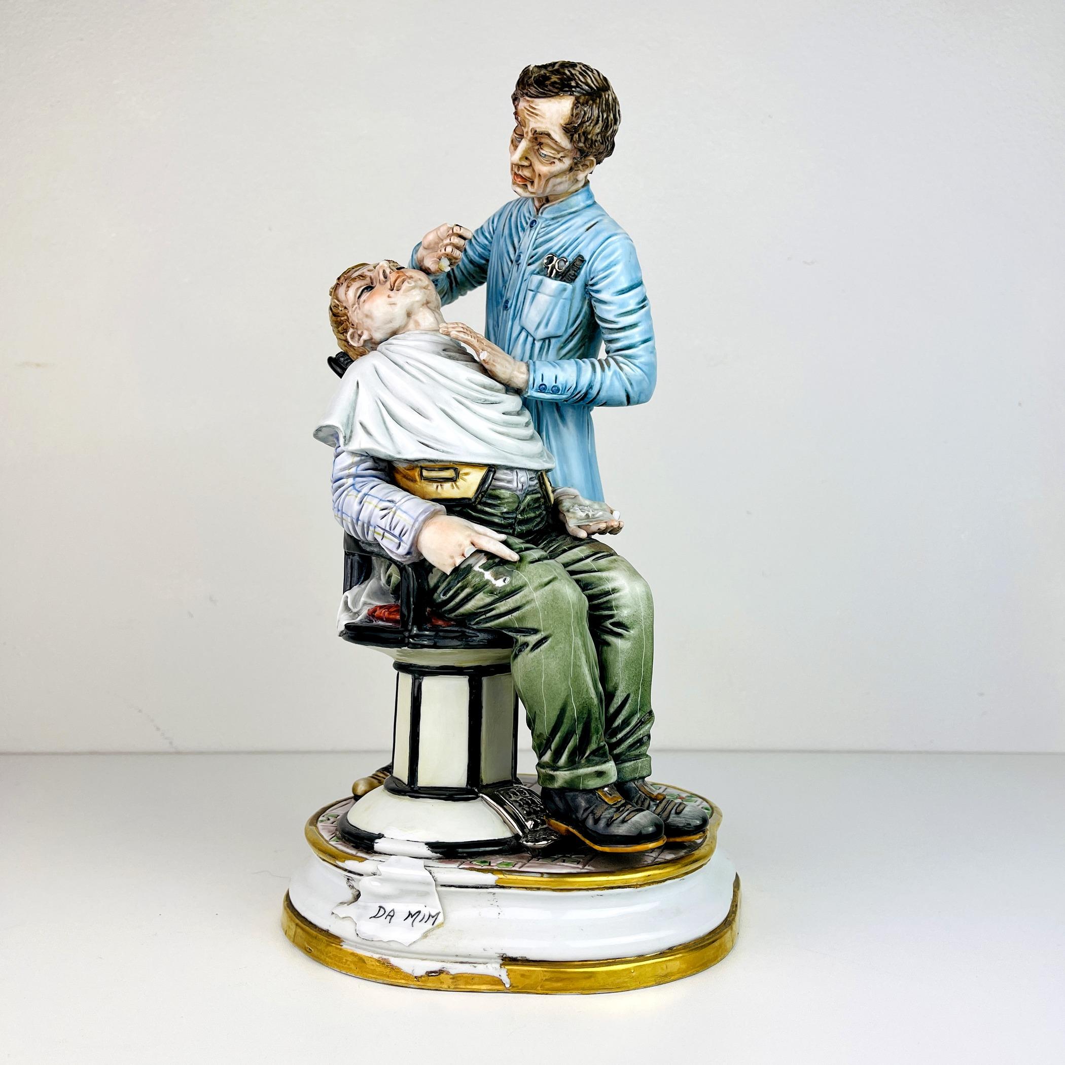 Scultura in ceramica vintage di Barbiere di Capodimonte realizzata in Italia negli anni '50. In buone condizioni. Ci sono segni dell'età, danni minori (vedi foto). Dimensioni: Larghezza: 17 cm / 6,7 pollici Altezza: 31 cm / 12,2 pollici Profondità: