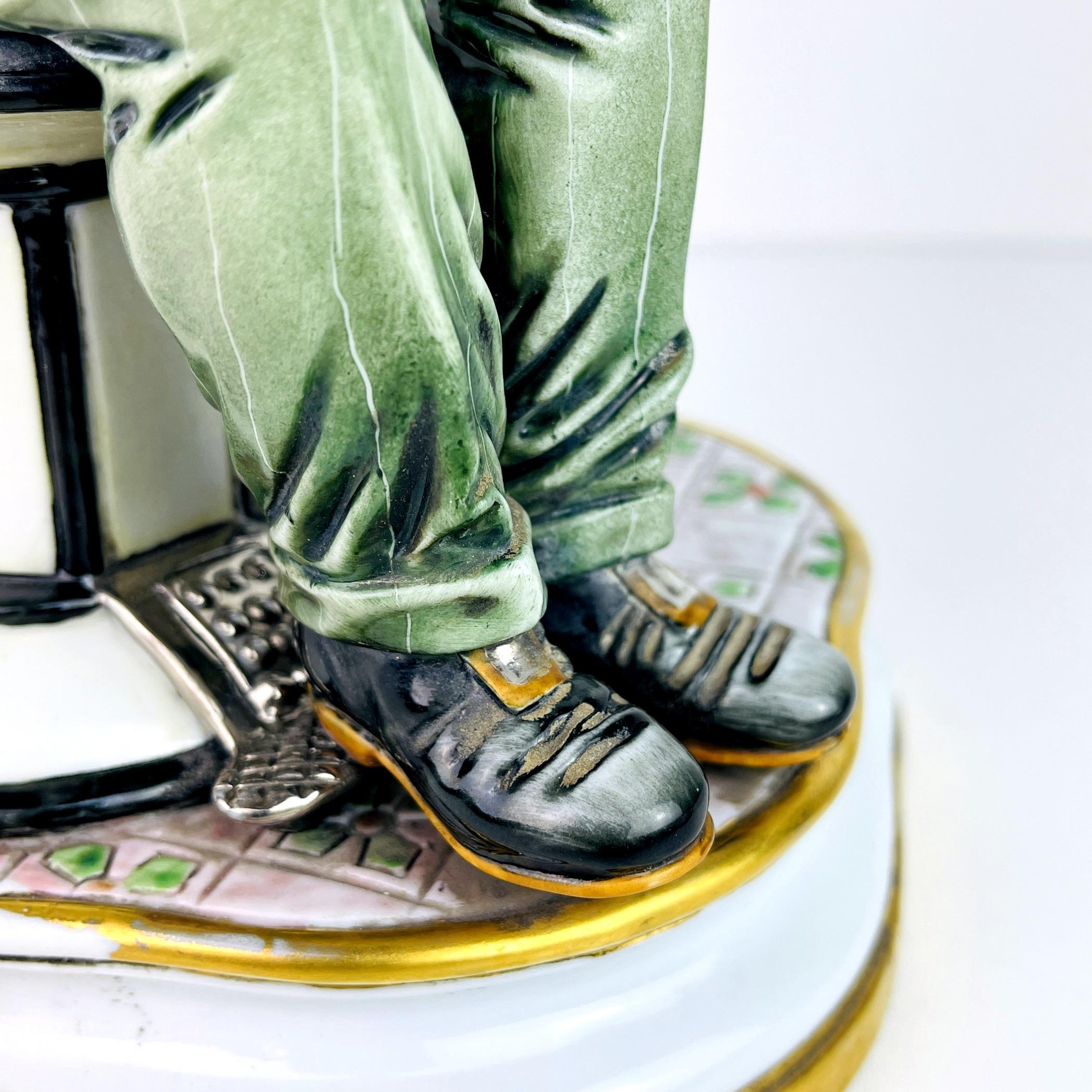 Italiano Scultura in ceramica d'epoca di Barbiere di Capodimonte Italia anni '50 in vendita