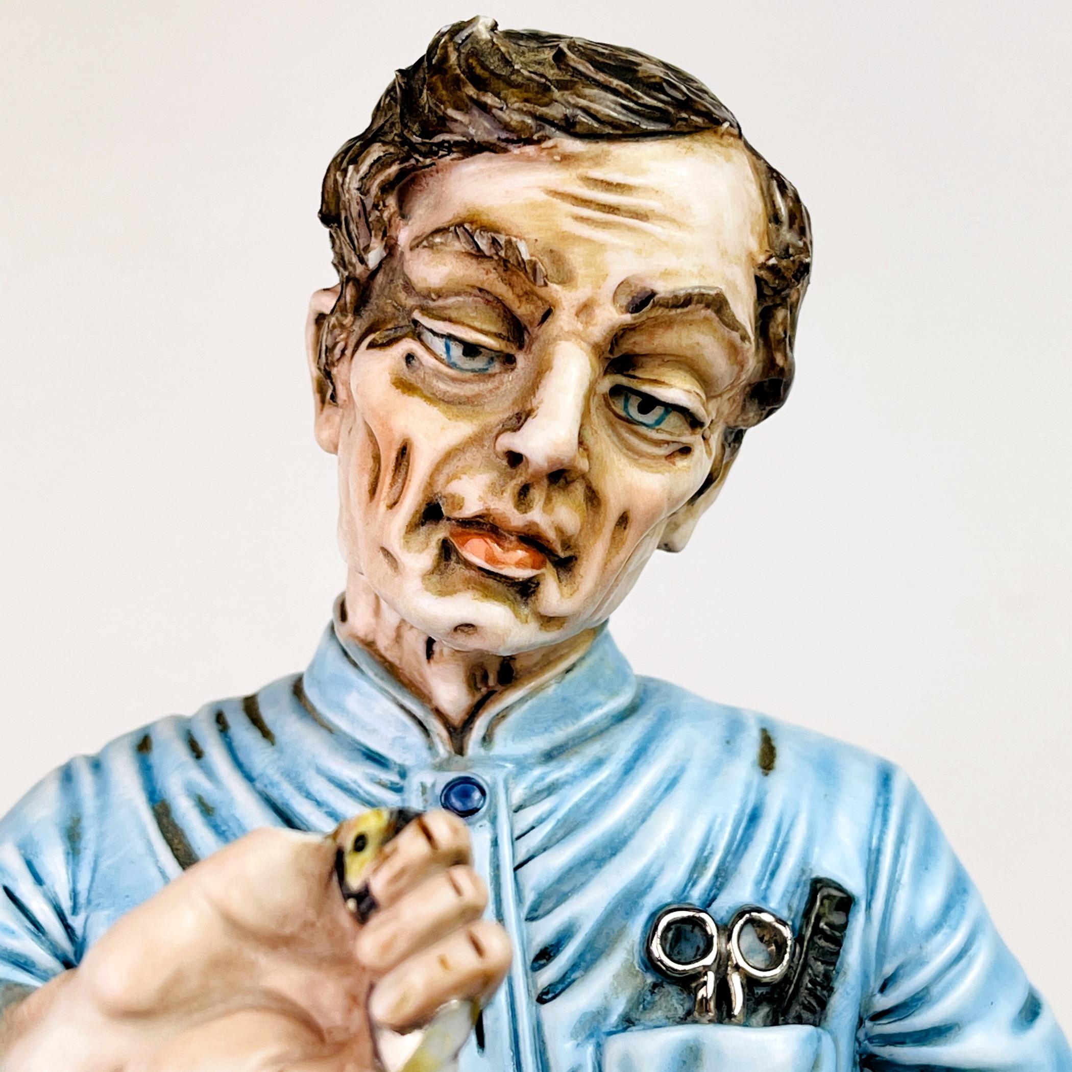XX secolo Scultura in ceramica d'epoca di Barbiere di Capodimonte Italia anni '50 in vendita