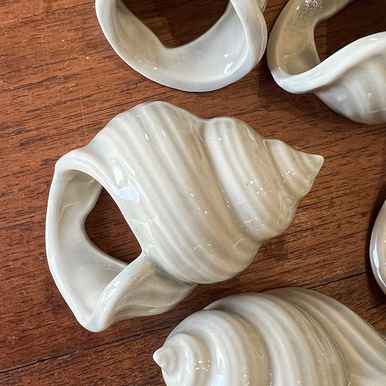 Vintage Keramik Muschel Serviettenringe in Grau - Set von 8 (Böhmisch) im Angebot