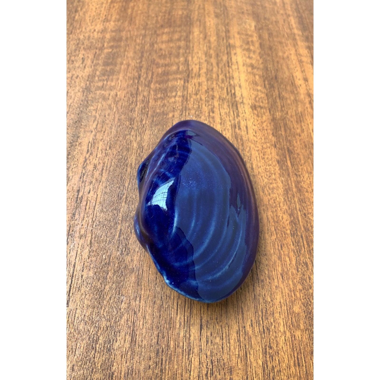 Vintage Ceramic Shell Sculpture, in Very Good conditions. Designed 1970 to 1979.

Additional information:
Materials: Ceramic
Color: Blue
Item Type: Vintage, Antique or Pre-owned
Dimensions: 4.33ʺW × 2.76ʺD × 1.97ʺH
Condition: Some
