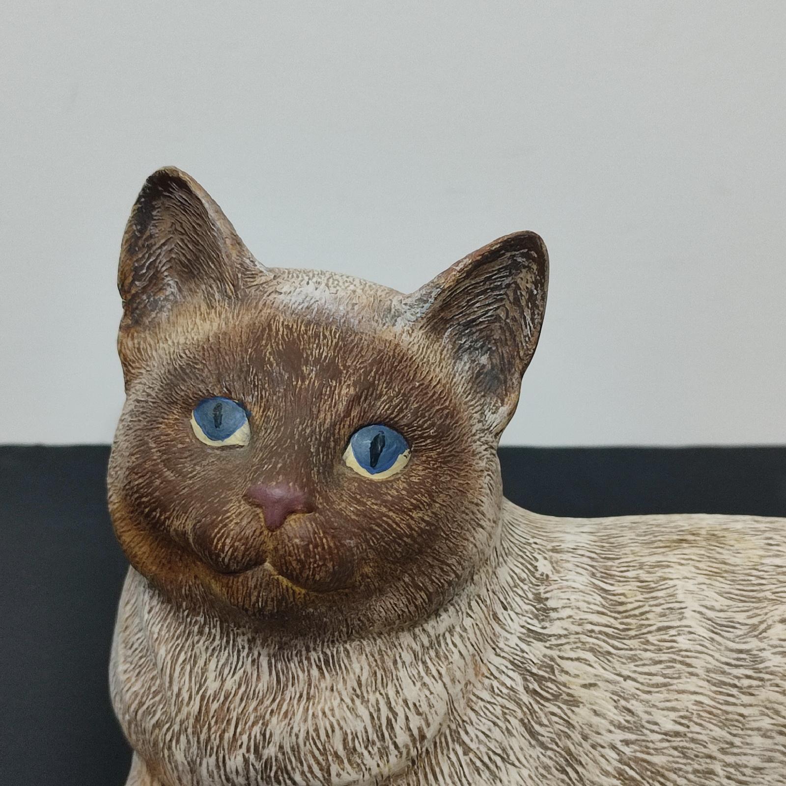 Large ceramic sculpture of a Siamese cat, hand-painted, life size. Detailed, very realistic item, very accurately painted, with beautiful eyes, it looks like alive! A very high quality sculpture with many fine details.
In very good condition.