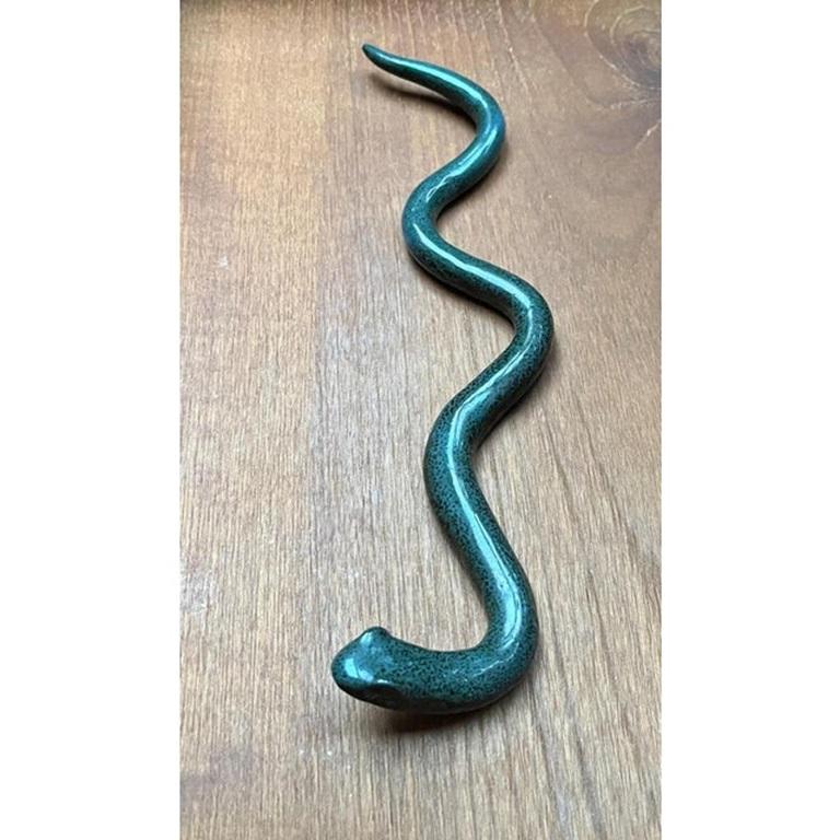Figurina di serpente in ceramica vintage, in ottime condizioni. Progettato dal 1970 al 1979.

Informazioni aggiuntive:
Materiali: Ceramica
Colore: marrone
Tipo di articolo: Vintage, Antico o Pre-owned
Dimensioni: 11,02ʺW × 3,54ʺD × 1,18ʺH
Condit: