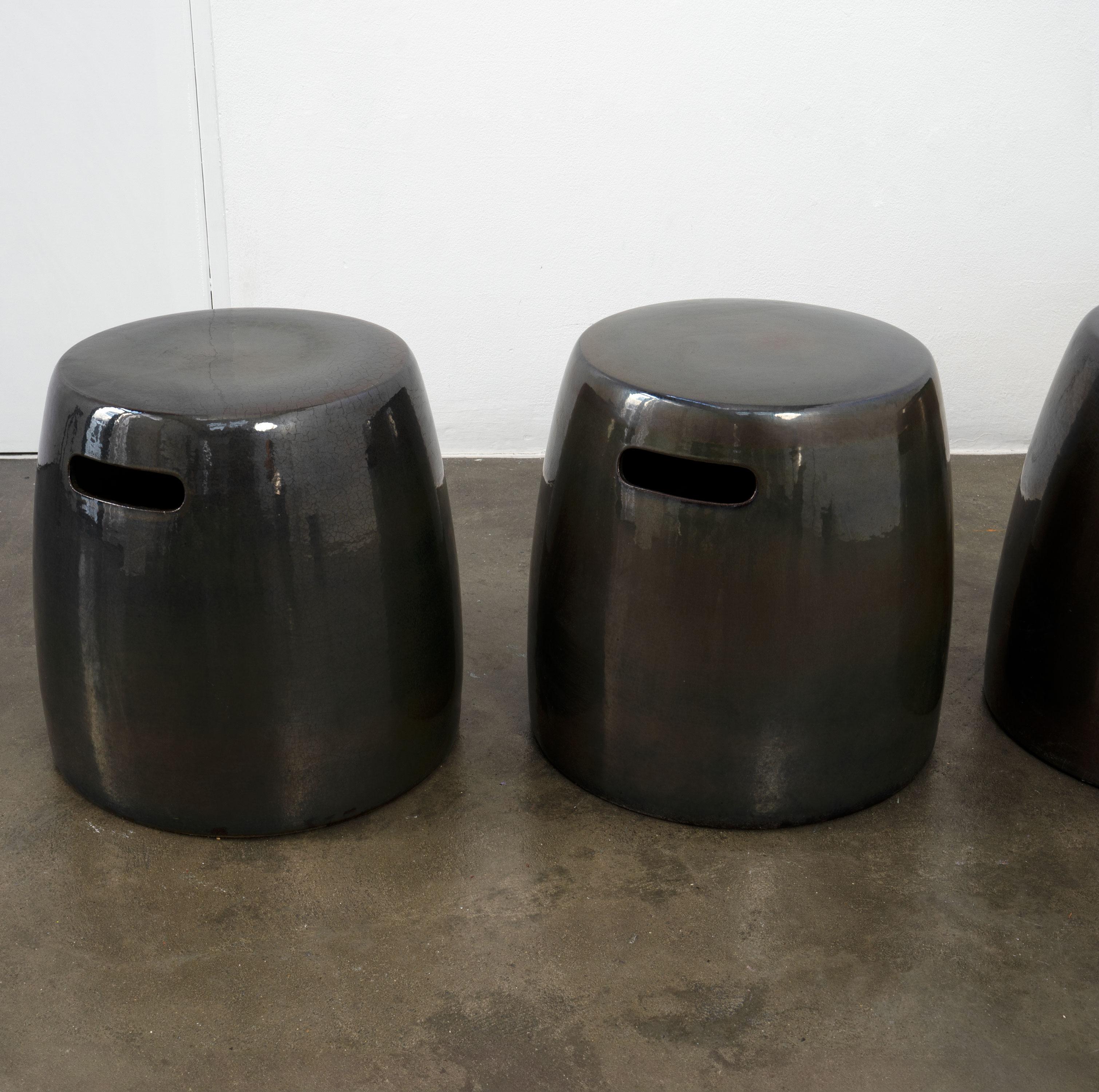 Tabourets en céramique du 20e siècle avec une glaçure vert foncé avec des nuances de bleu et d'ambre. Non attribué. Convient à une utilisation en extérieur.

Il y a 4 tabourets disponibles. Le prix est par tabouret.

Dimensions (cm, environ)