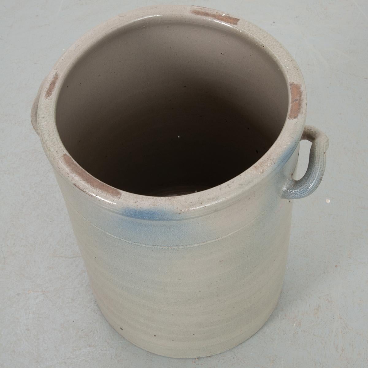 Si tratta di un grazioso barattolo in ceramica, dipinto di grigio chiaro. Le sue dimensioni medie lo rendono un pezzo versatile che si integra facilmente nell'arredamento esistente. Fissa con due maniglie rovesciate per il trasporto. L'interno