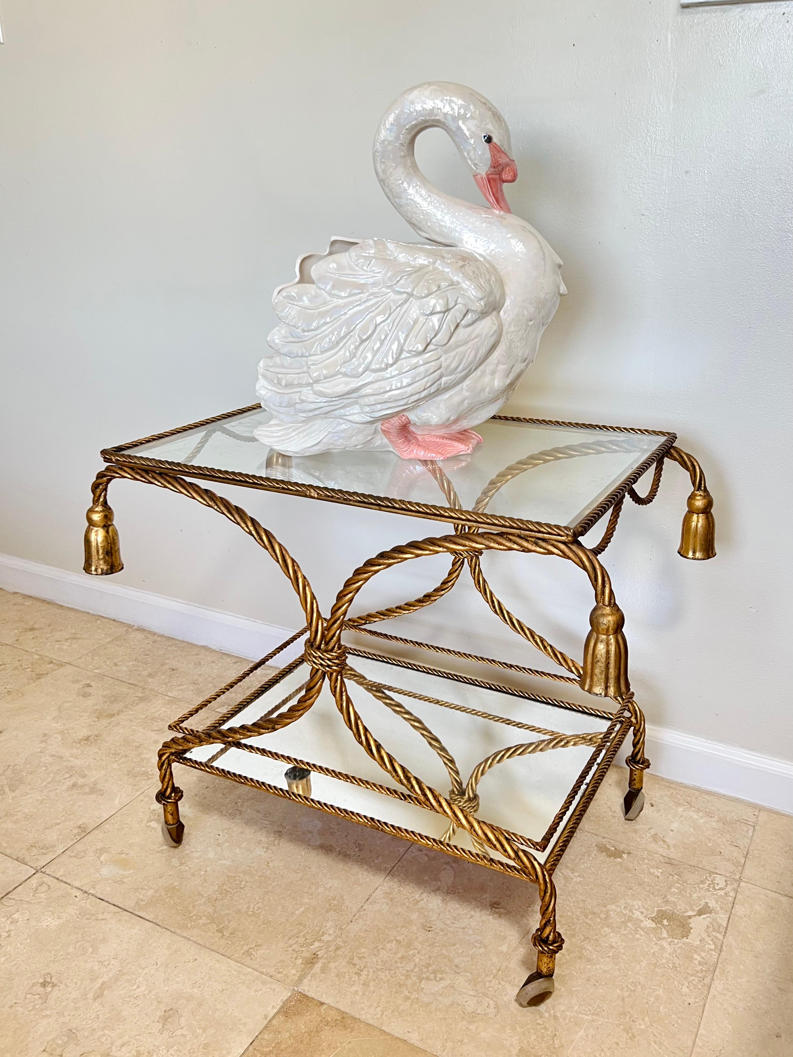 A large vintage ceramic swan jardinière planter or cachepot. Beautifully detailed and hand painted with a pearlescent glazed finish.

Dimension: 16