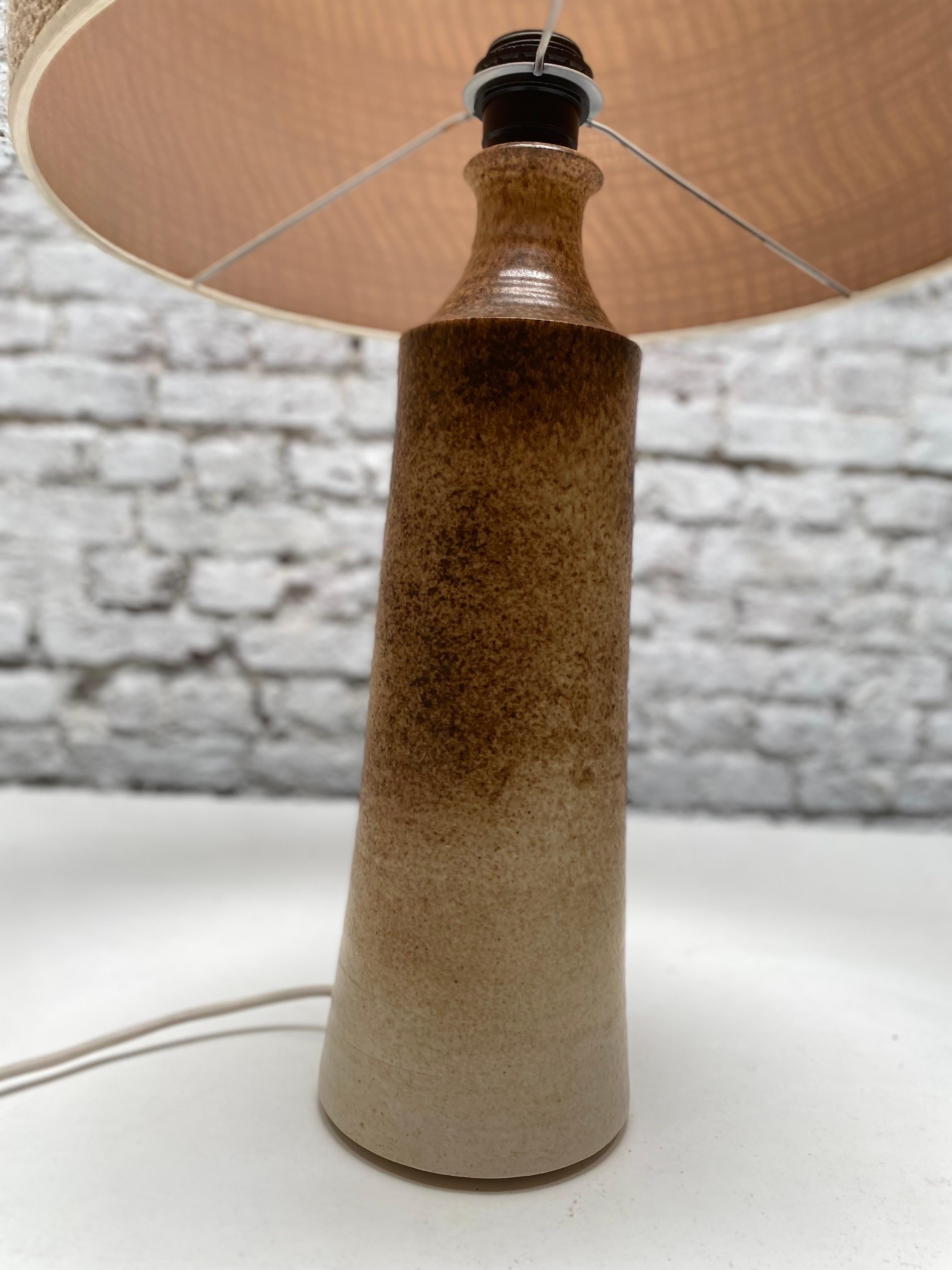 An off-white and brown glaze striped ceramic table lamp with original jute shade produced by Amphora 1960s, Belgium.


Dimensions Shade 38-38 cm-Vase 38-13 cm-Height 75 cm.