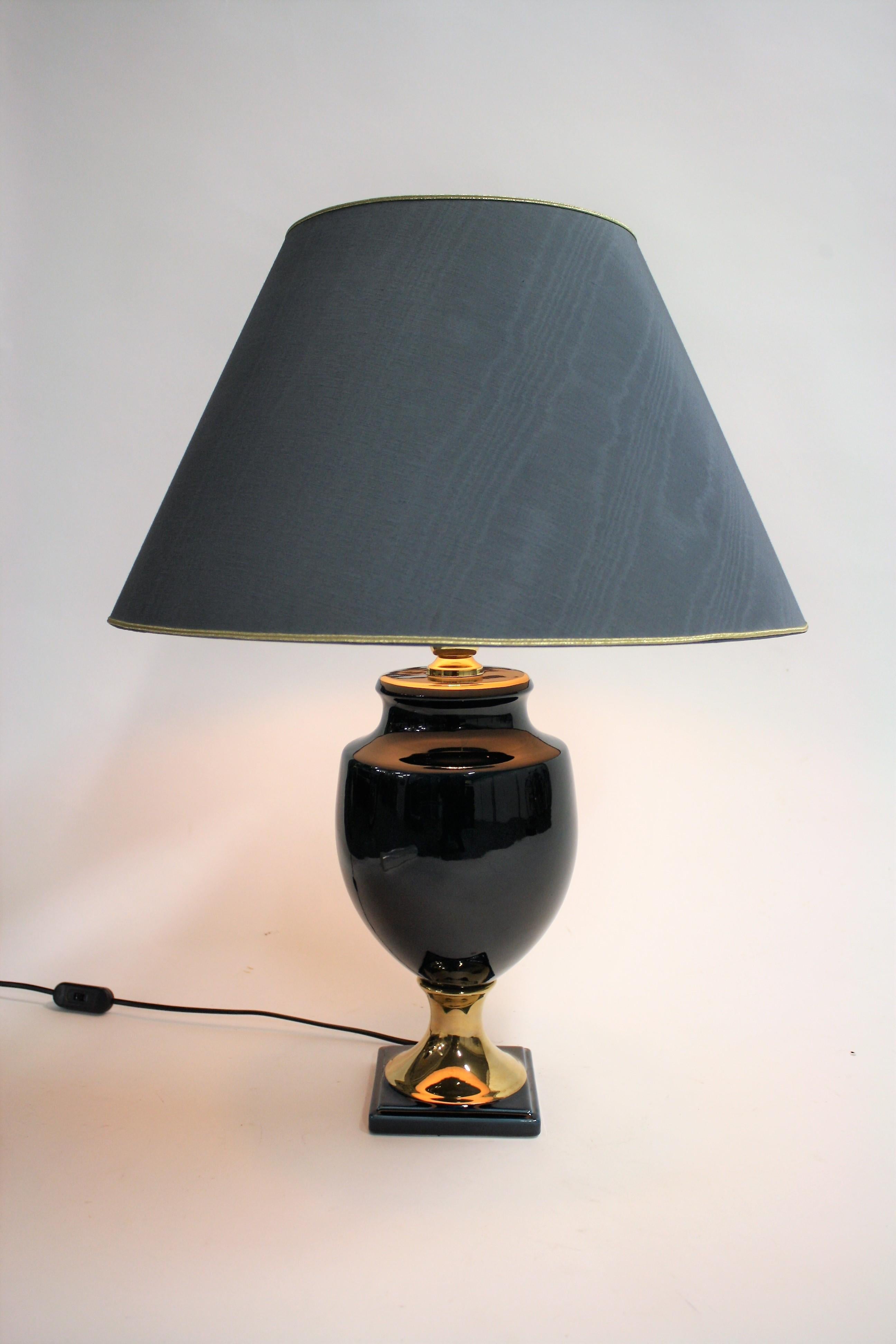 Charming dark blue ceramic table lamp signed 'Bosa'.

This Italian made table lamp comes with a large fabric shade.

Very good condition.

Tested and ready for use with a regular E26/E27 light bulb.

1980s, Italy.

Dimensions:
Height