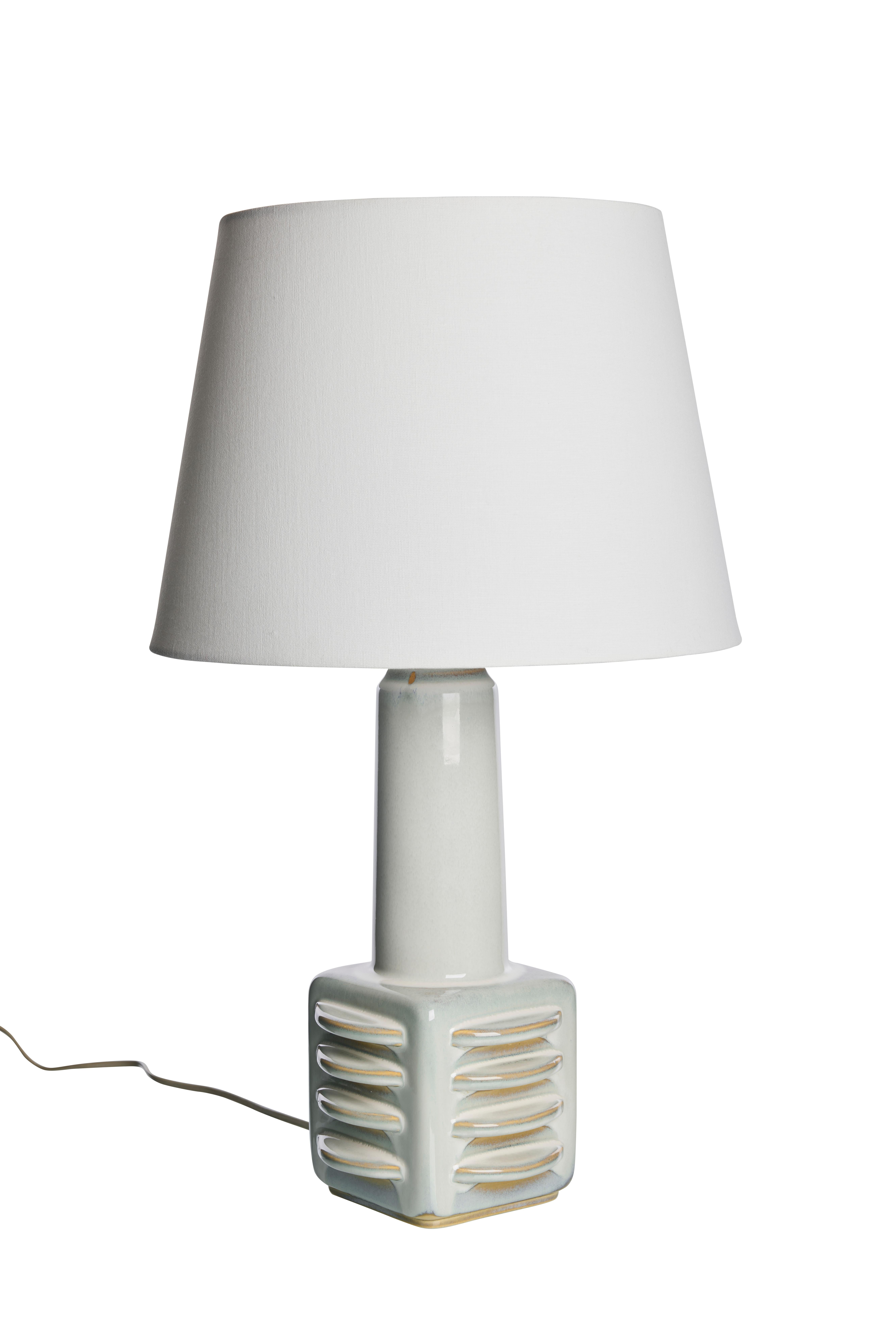 Vintage Ceramic Table Lamp by Einar Johansen for Søholm, Denmark, 1960s

Discover the timeless elegance of this vintage ceramic table lamp designed by Einar Johansen for Søholm, a celebrated Danish ceramics manufacturer, in the 1960s. This exquisite