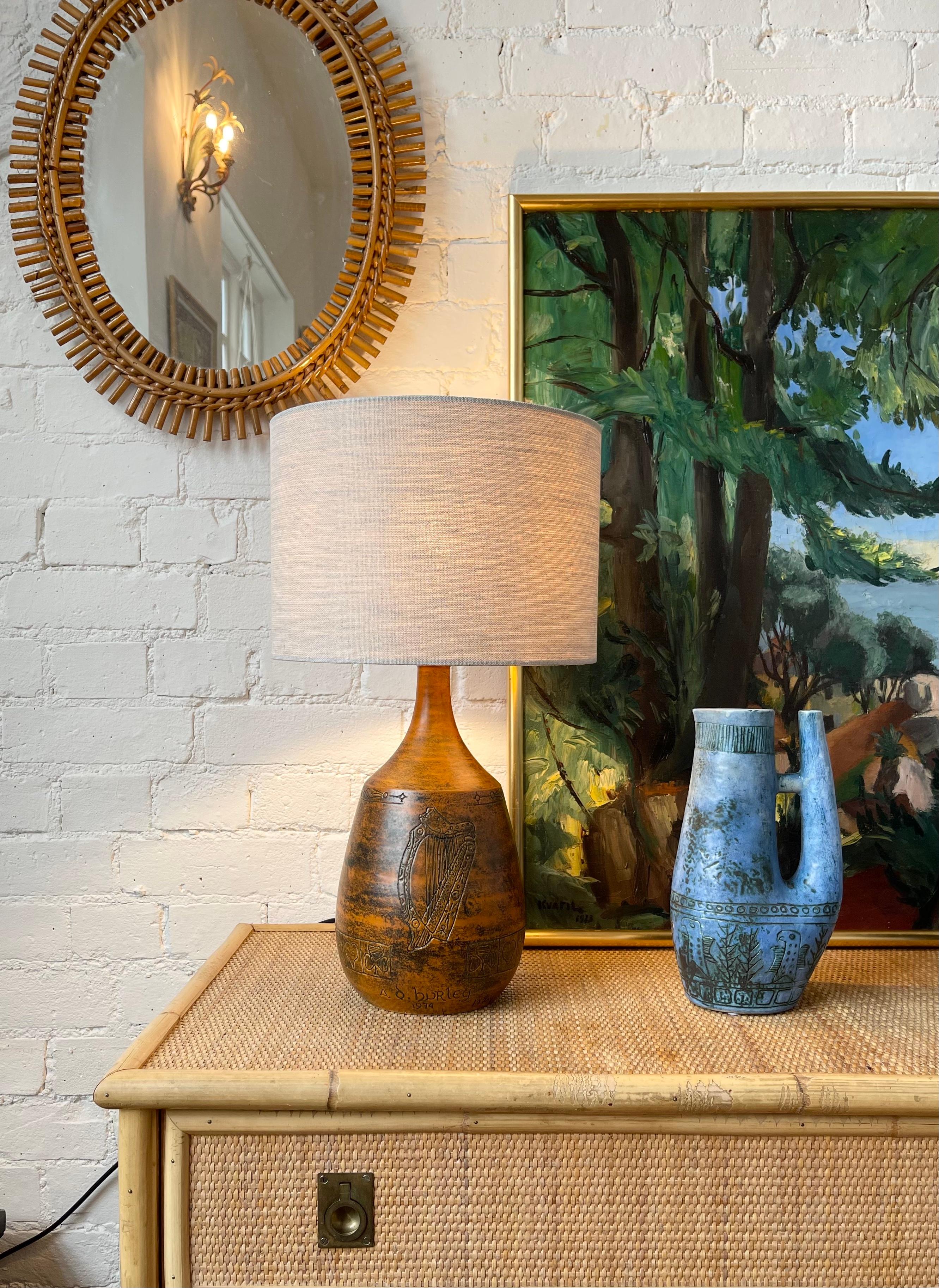 Lampada da tavolo in ceramica della metà del secolo scorso (1974) di Jacques Blin. Una bellissima lampada dai toni arancioni bruciati e un'arpa incisa a sgraffito con decorazione a cuore e trifoglio sono realizzati con lo smalto nebbioso tipico di