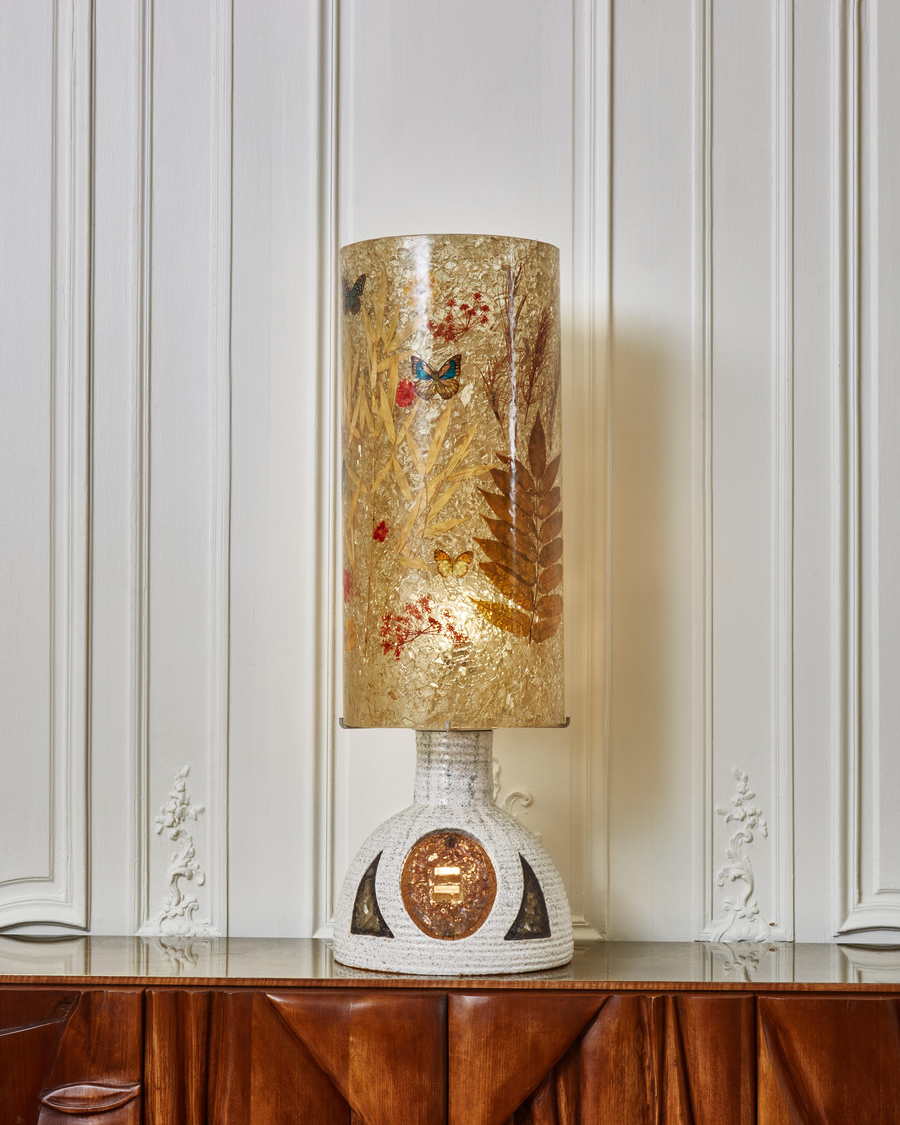 Exceptional table lamp in sculpted ceramic and unique shade in fractal resin.
Origin: France, 1980s.