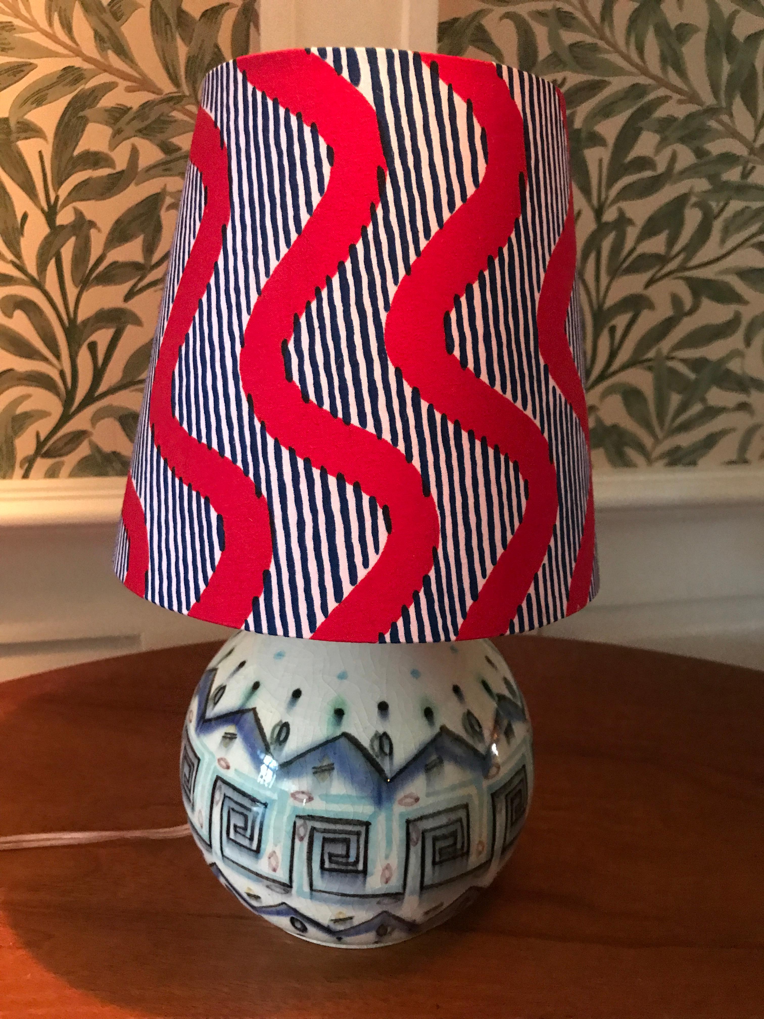 Lovely ceramic table lamp with a blue geometric design. New lampshade.