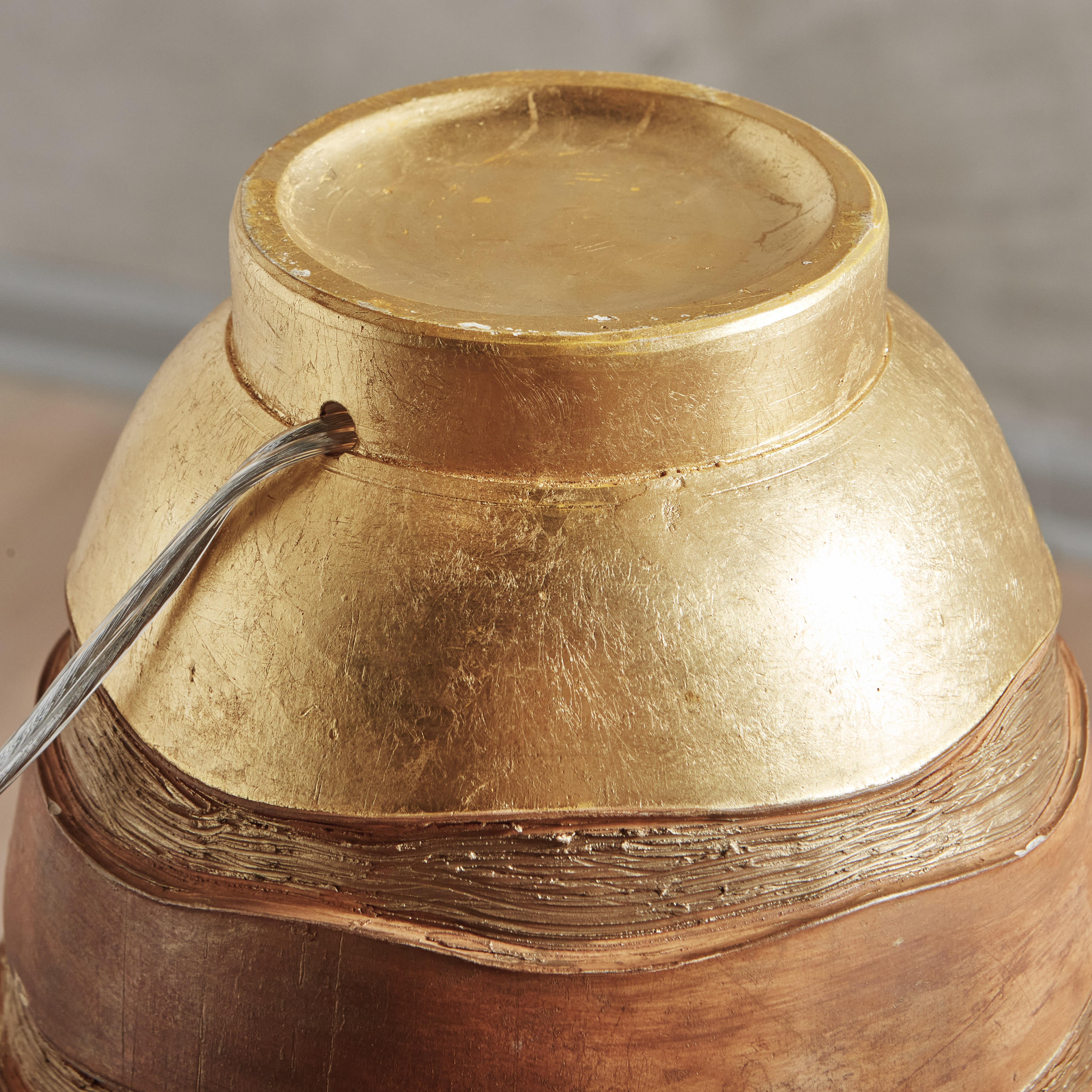 Lampe de table en céramique artisanale française des années 1970 qui semble avoir été jetée à la main sur un tour de potier. Cette lampe conique présente un motif de rayures ondulées gravé sur l'extérieur, dont la finition en feuille d'or appliquée