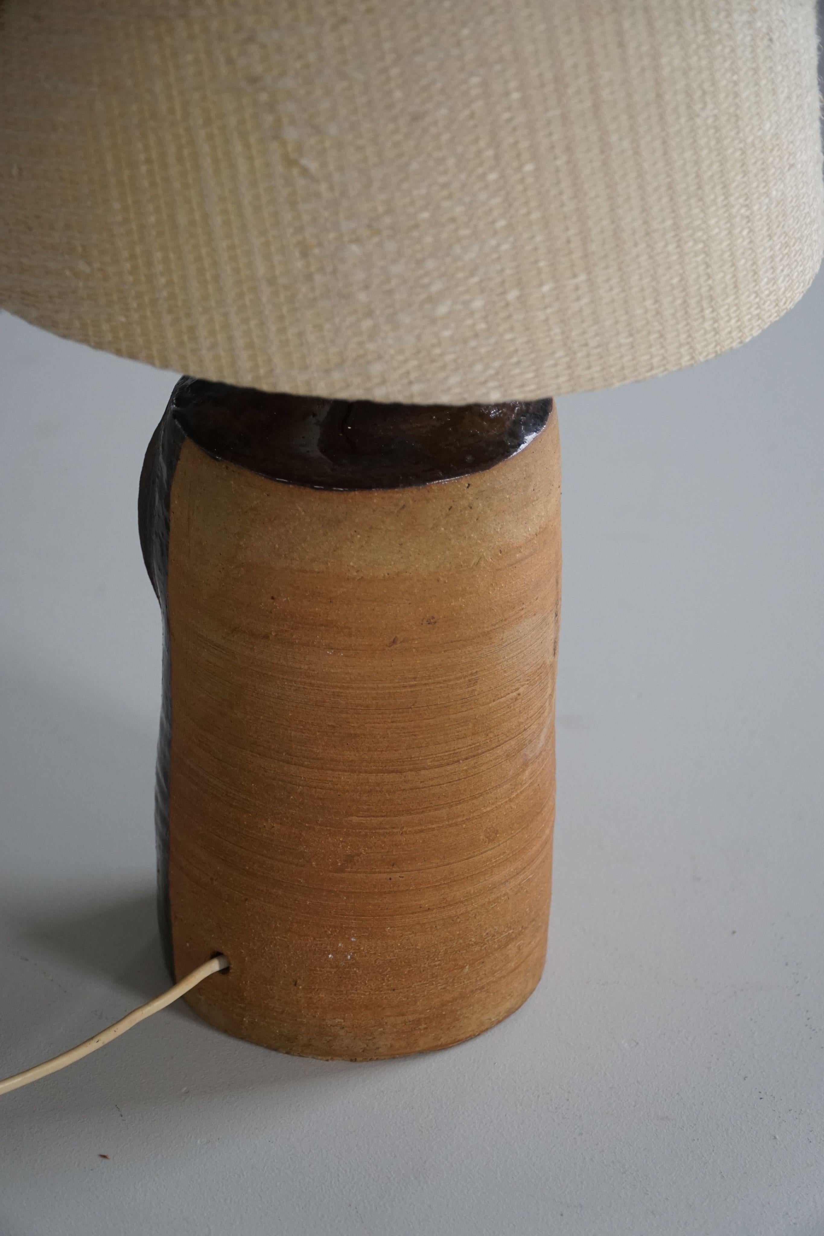 Scandinavo moderno Lampada da tavolo in ceramica d'epoca nei colori della terra, Modern danese anni '60 in vendita