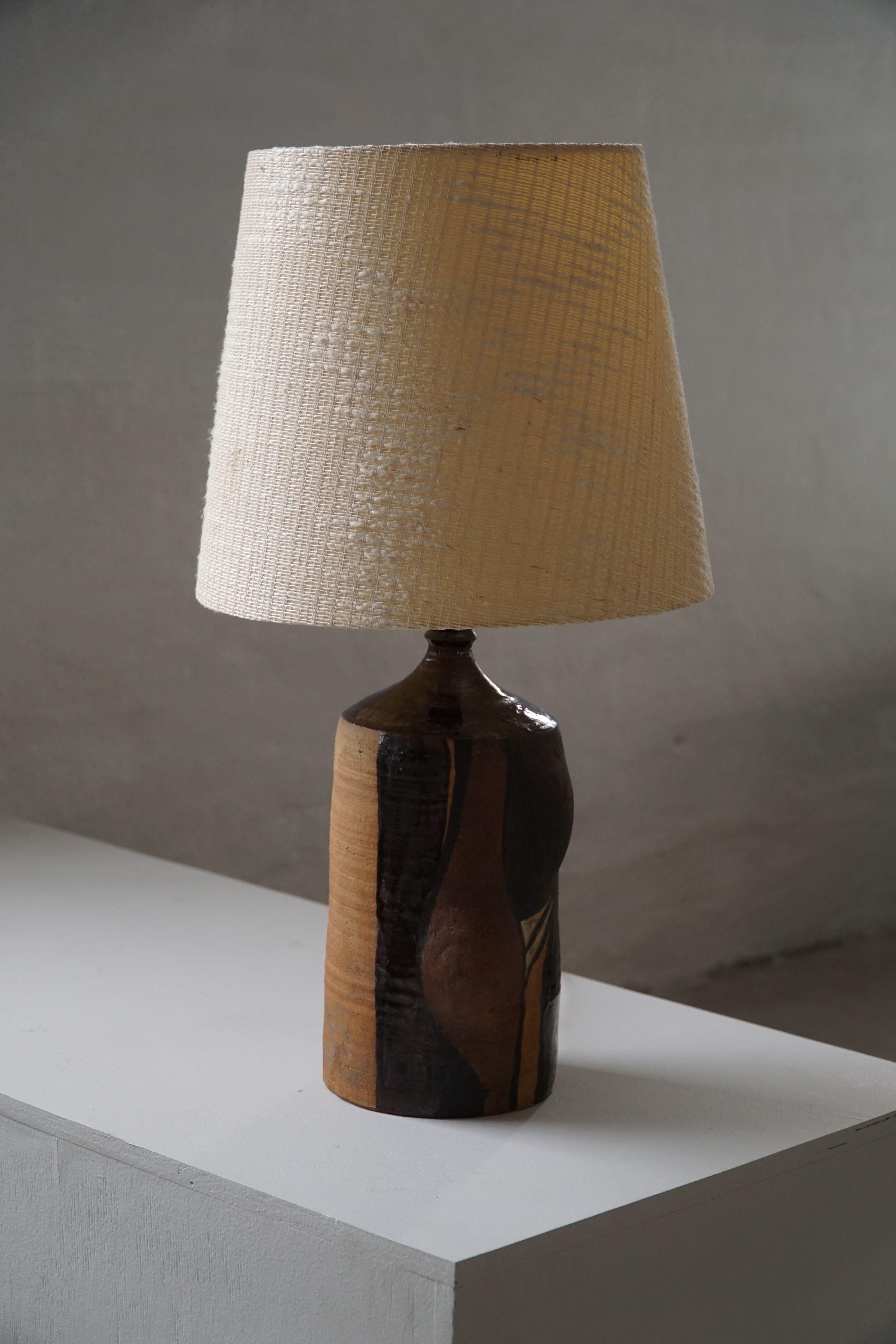 Danese Lampada da tavolo in ceramica d'epoca nei colori della terra, Modern danese anni '60 in vendita