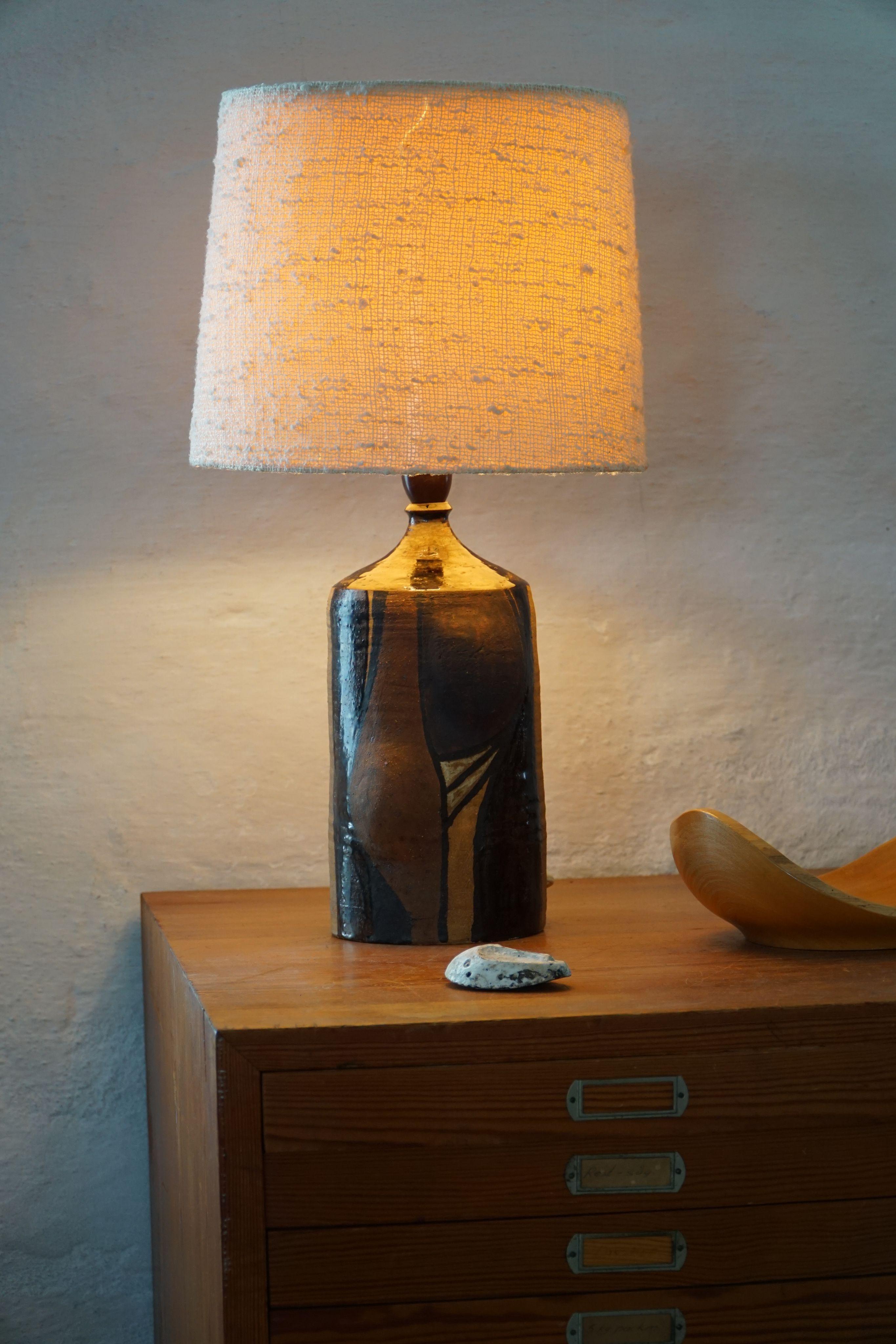 Lampada da tavolo in ceramica d'epoca nei colori della terra, Modern danese anni '60 in vendita 1