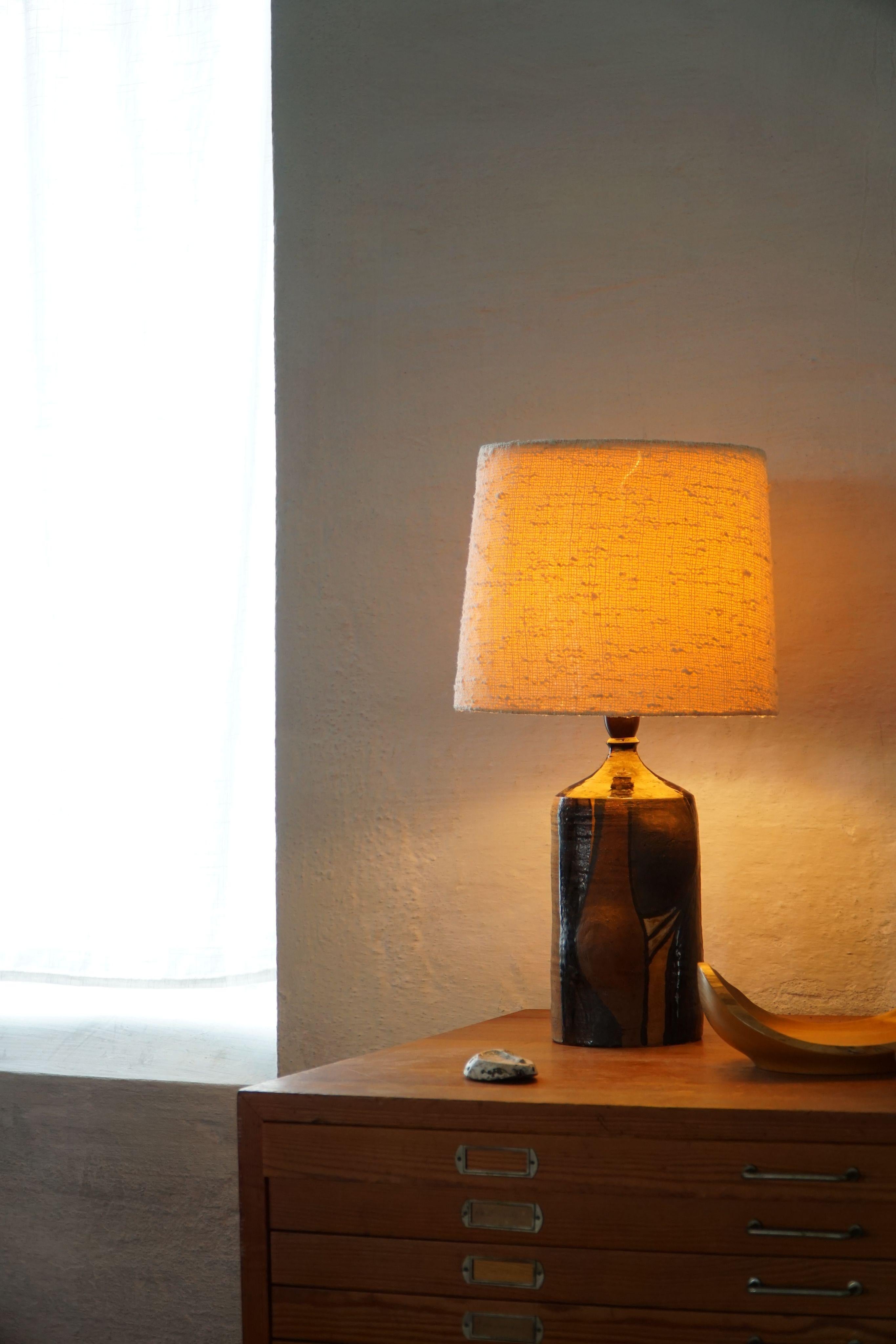 Lampada da tavolo in ceramica d'epoca nei colori della terra, Modern danese anni '60 in vendita 2