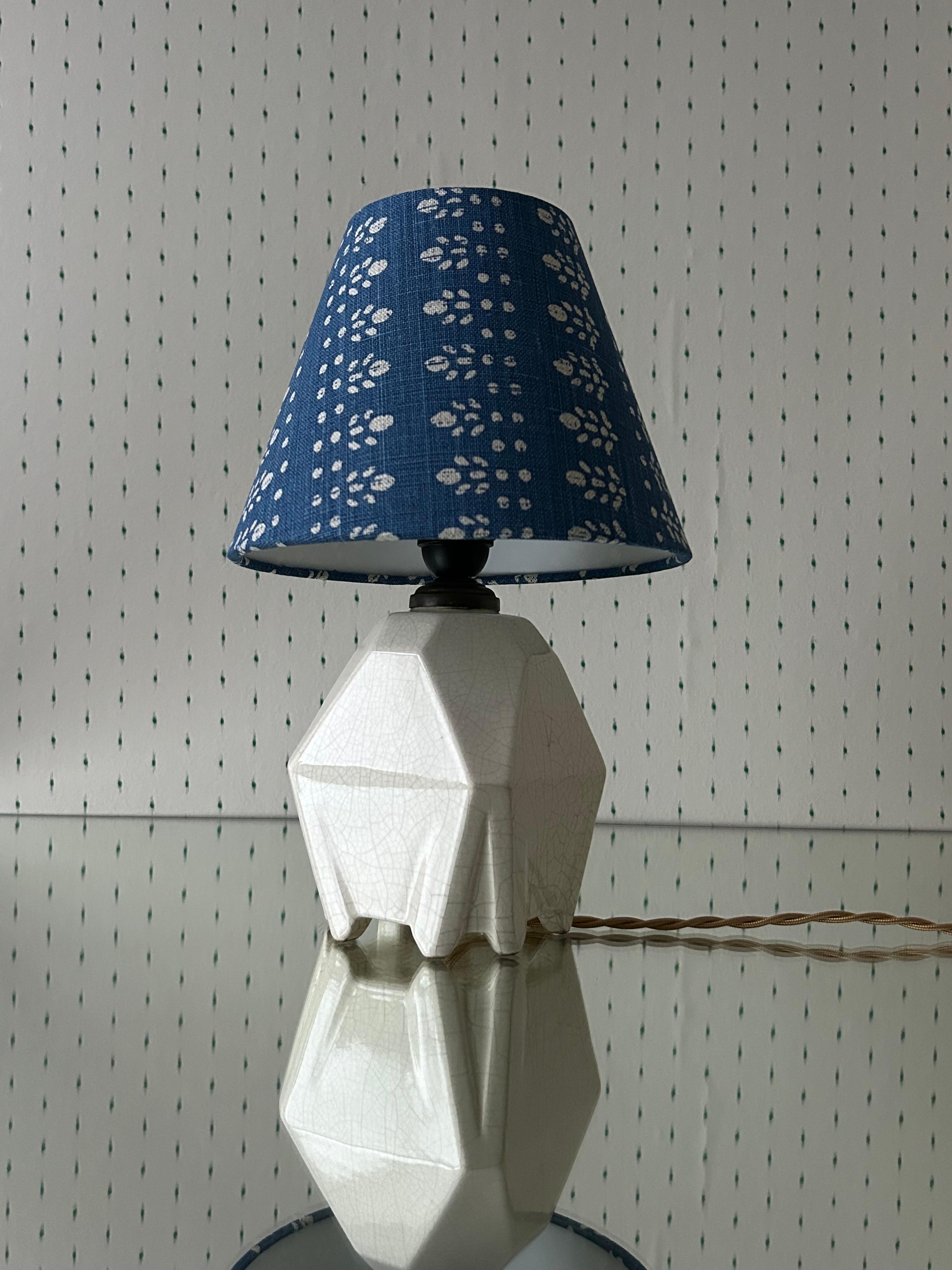 French Vintage Ceramic Table Lamp in White with Customized Blue Shade, France, 1920s For Sale