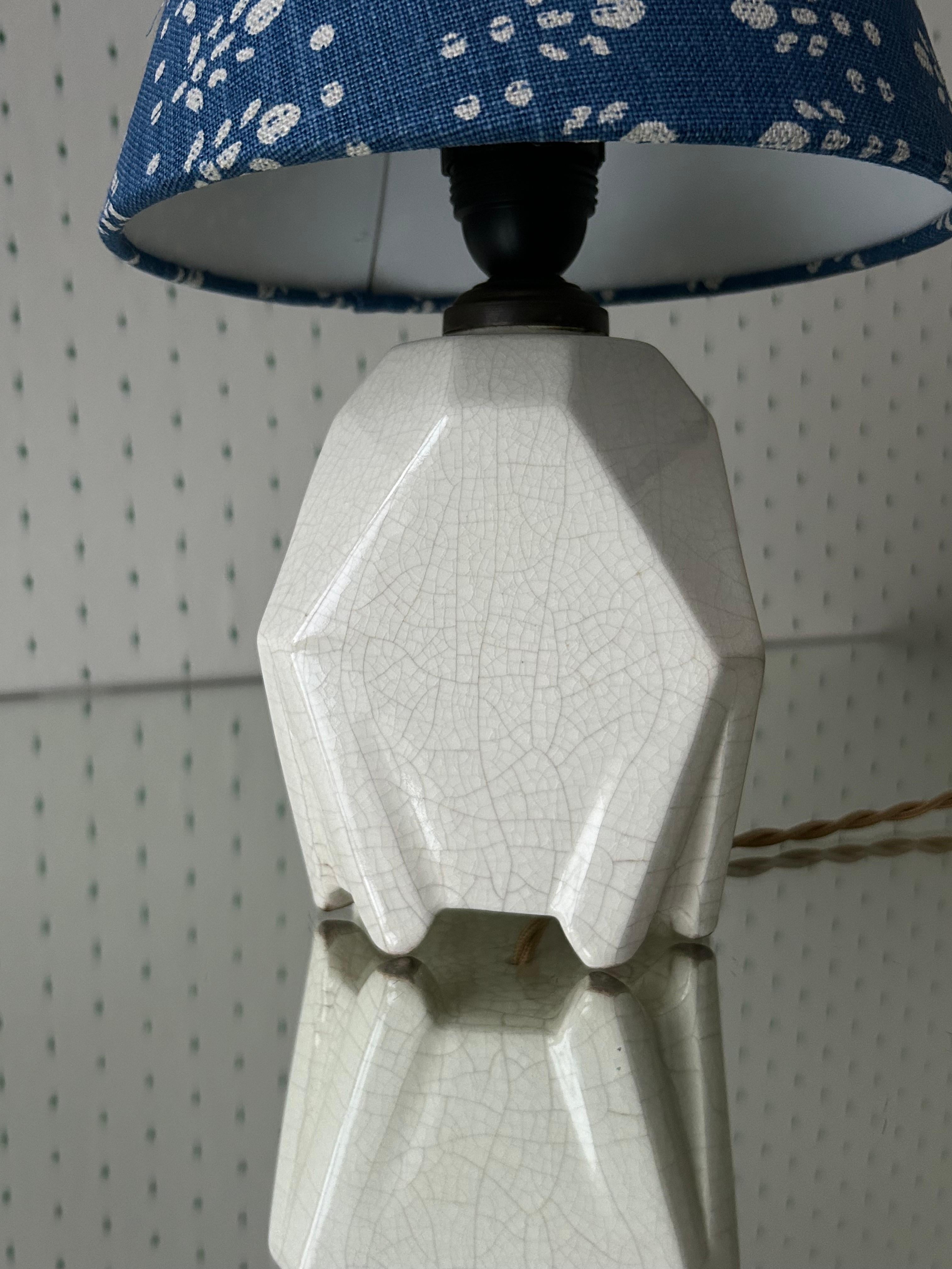 Vintage Ceramic Table Lamp in White with Customized Blue Shade, France, 1920s In Good Condition For Sale In Copenhagen K, DK